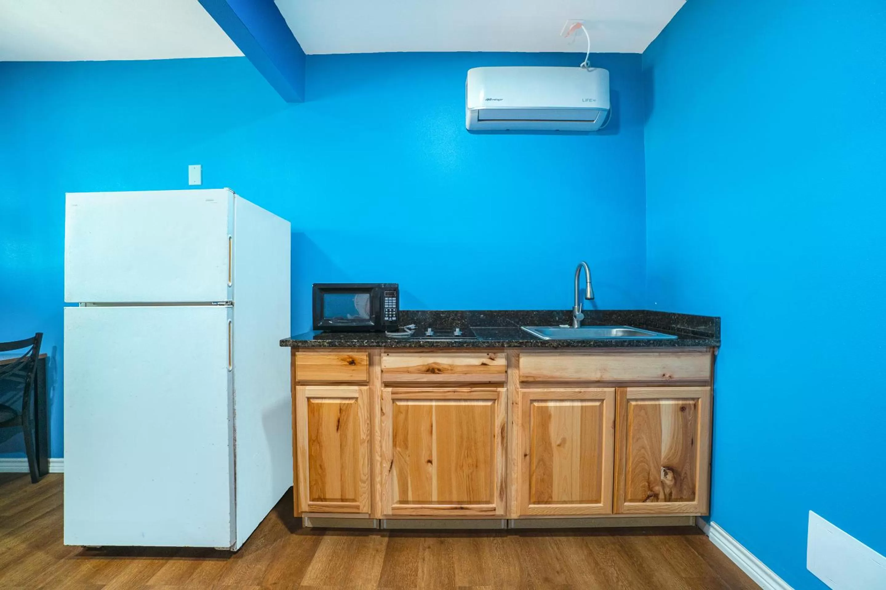 Kitchen or kitchenette in Plaza Motel Corpus Christi by OYO