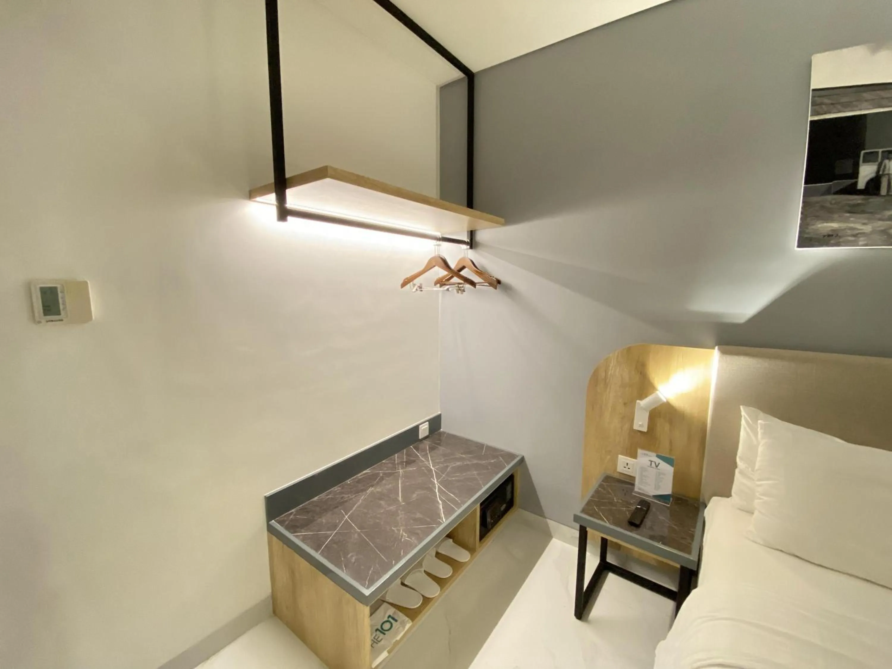 Living room, Bed in THE 1O1 Malang OJ