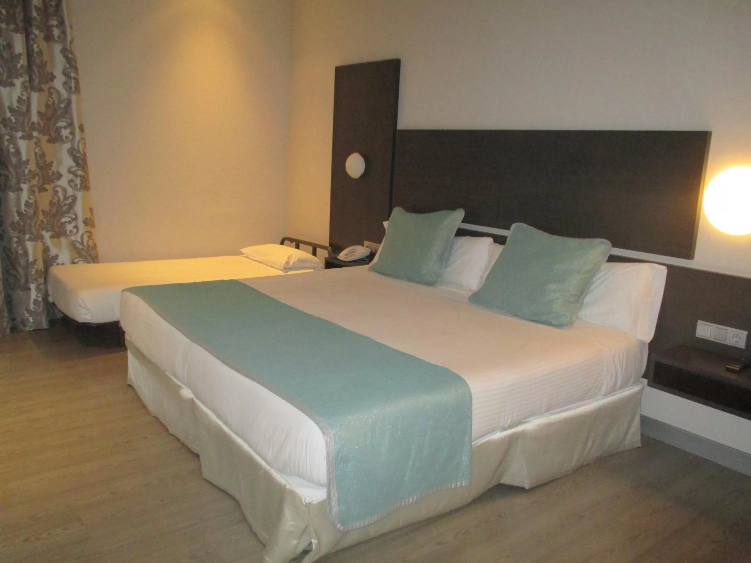 Photo of the whole room, Bed in Hotel Ciudad de Ponferrada, Ascend Hotel Collection