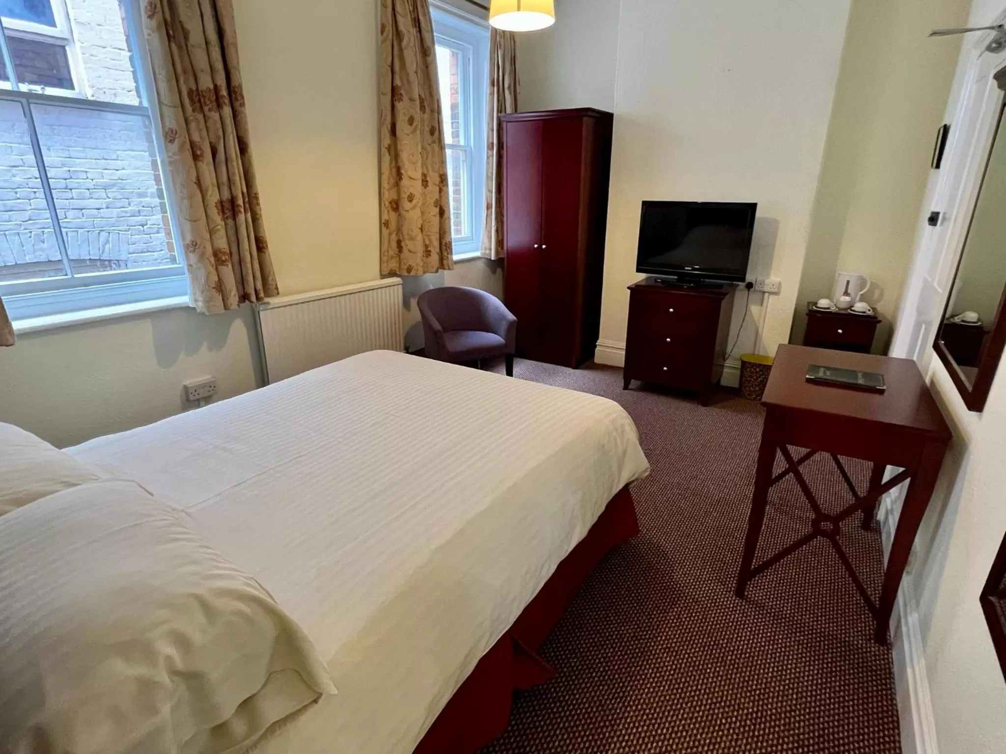 Bed in Calverts Hotel - Newport, Isle of Wight - RETURN CAR FERRY FROM 89 POUNDS