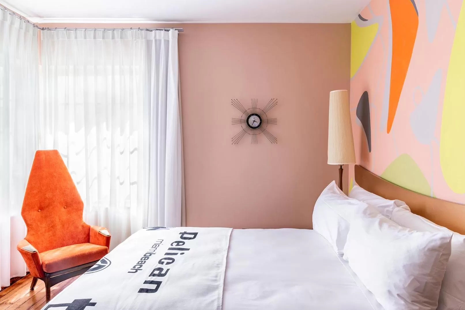 Photo of the whole room, Bed in Pelican Hotel