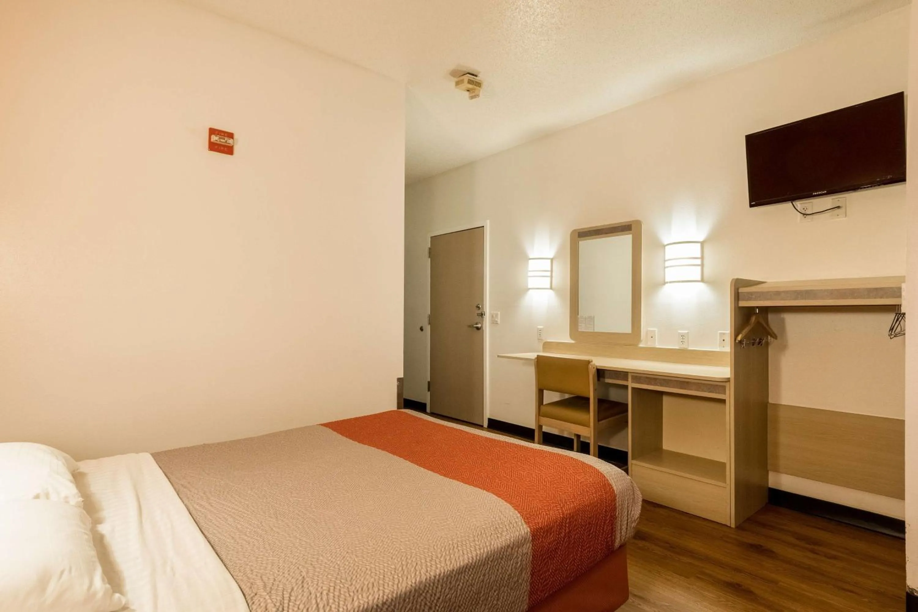 Photo of the whole room, Bed in Motel 6-Newport, TN