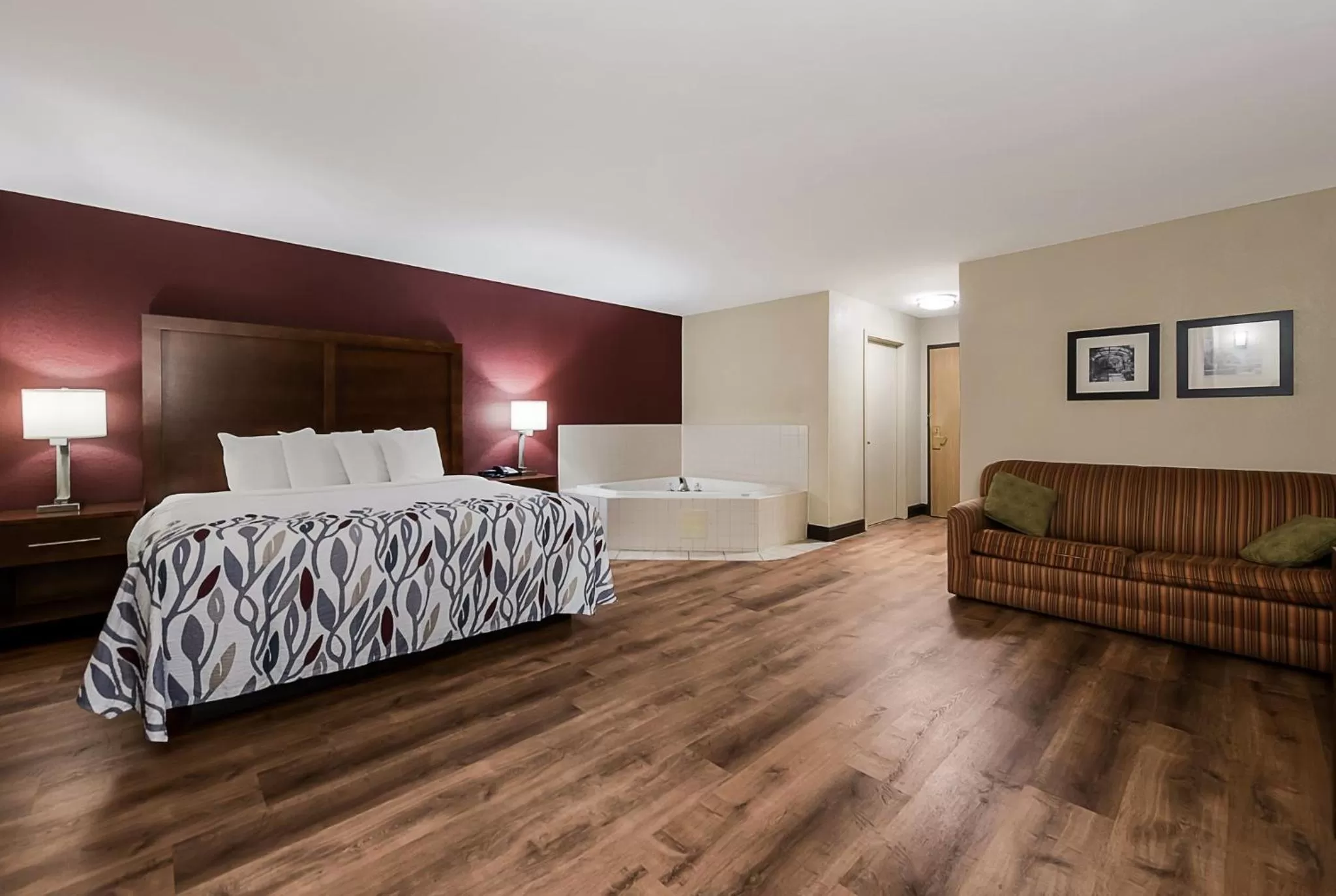 Photo of the whole room, Bed in Red Roof Inn Newport News - Yorktown