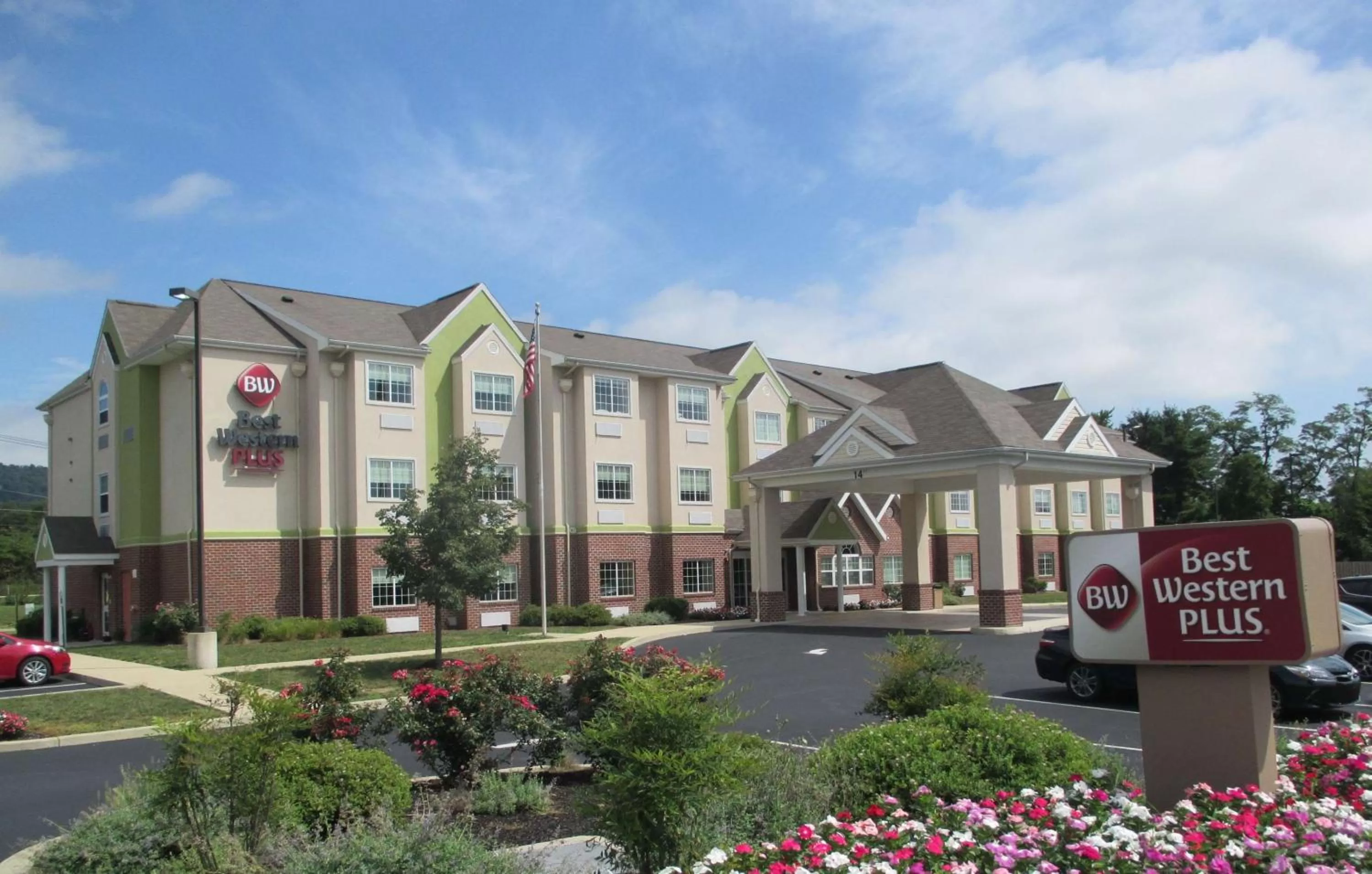 Property building in Best Western Plus Harrisburg Mechanicsburg