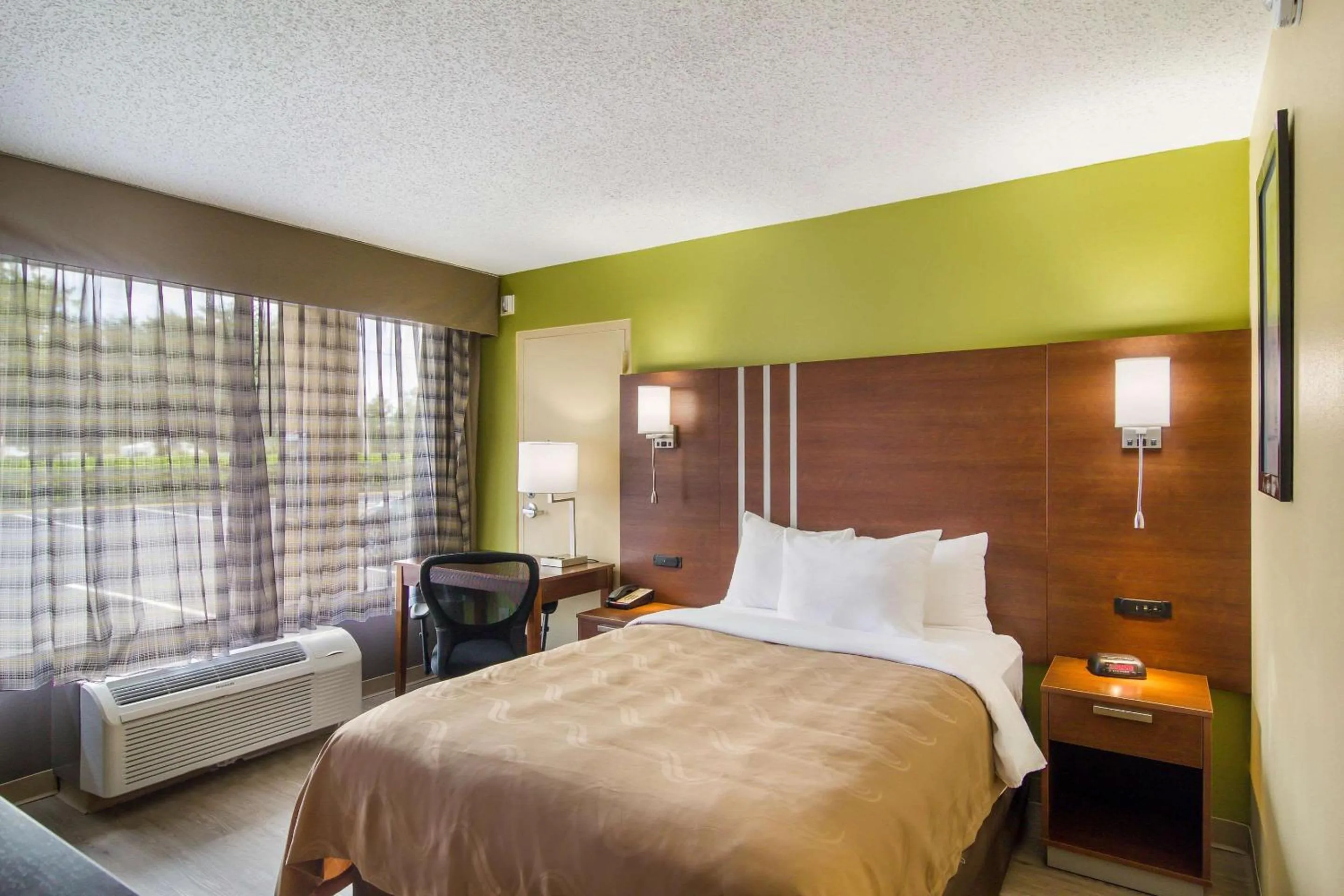 Double Room with Tub - Accessible/Non-Smoking in Stayable Suites Jax West