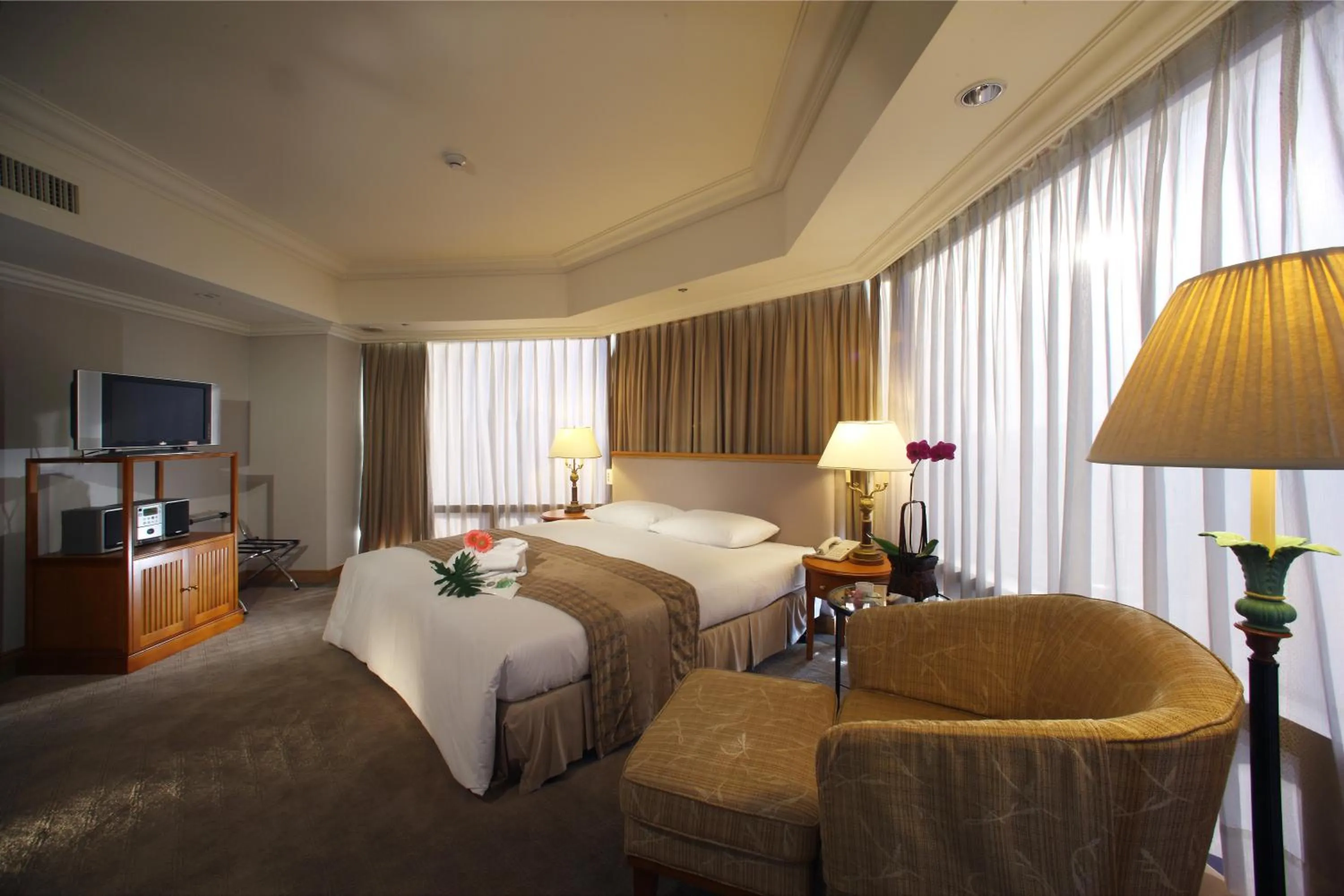 Photo of the whole room, Bed in Han Hsien International Hotel