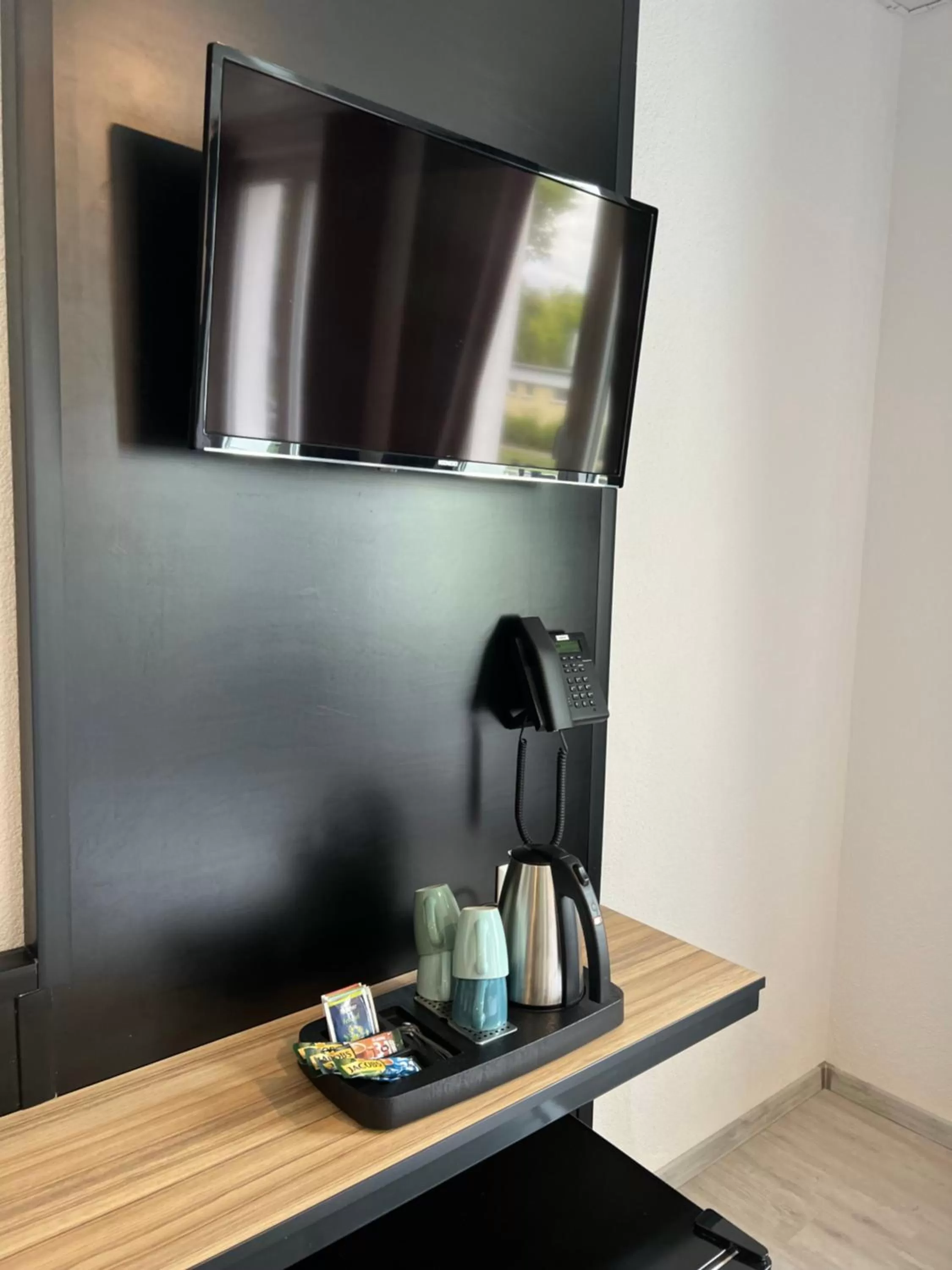 TV and multimedia in Yebs Hotel