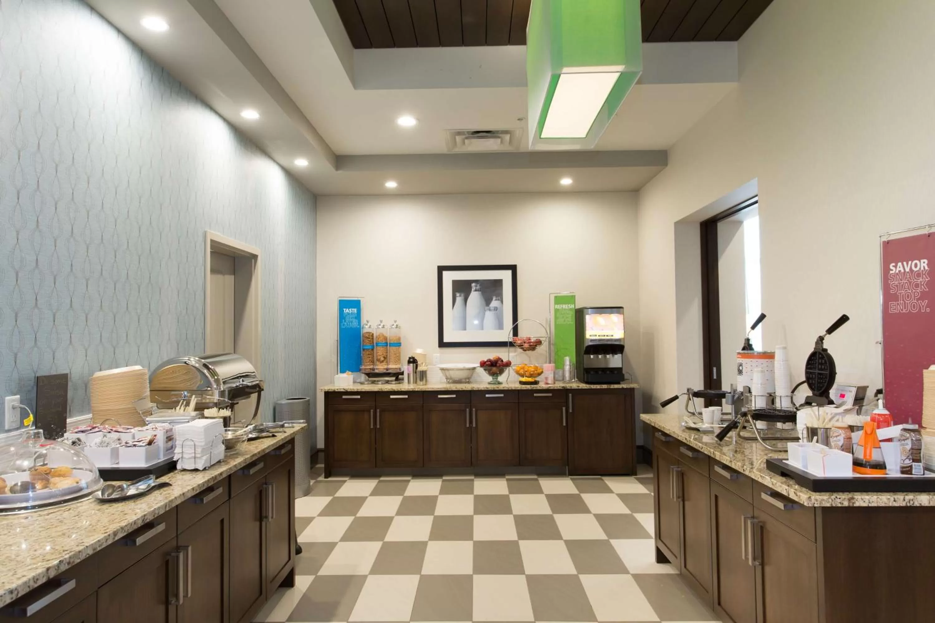 Dining area in Hampton Inn by Hilton Lloydminster