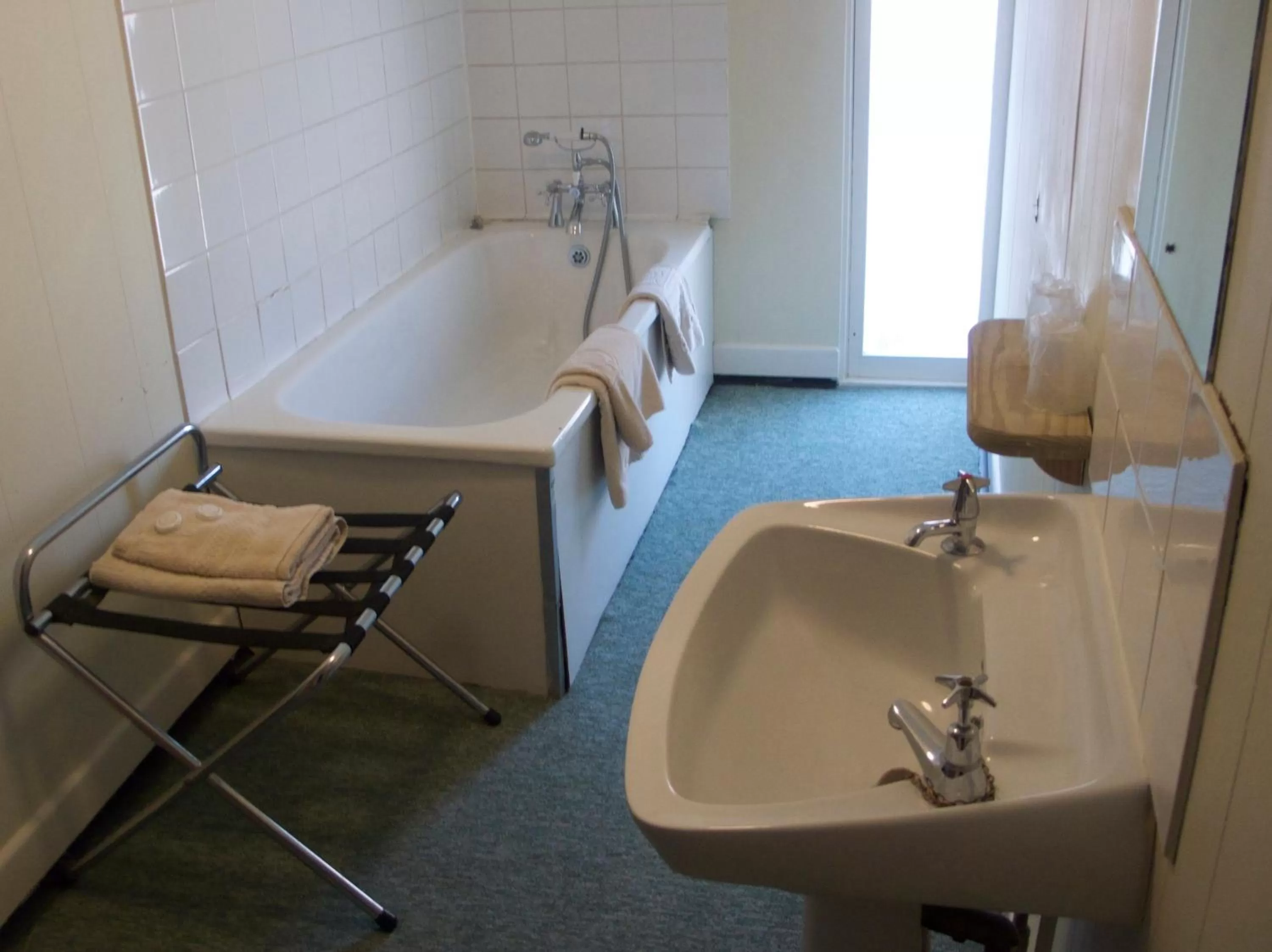 Bathroom in Calverts Hotel - Newport, Isle of Wight - RETURN CAR FERRY FROM 89 POUNDS