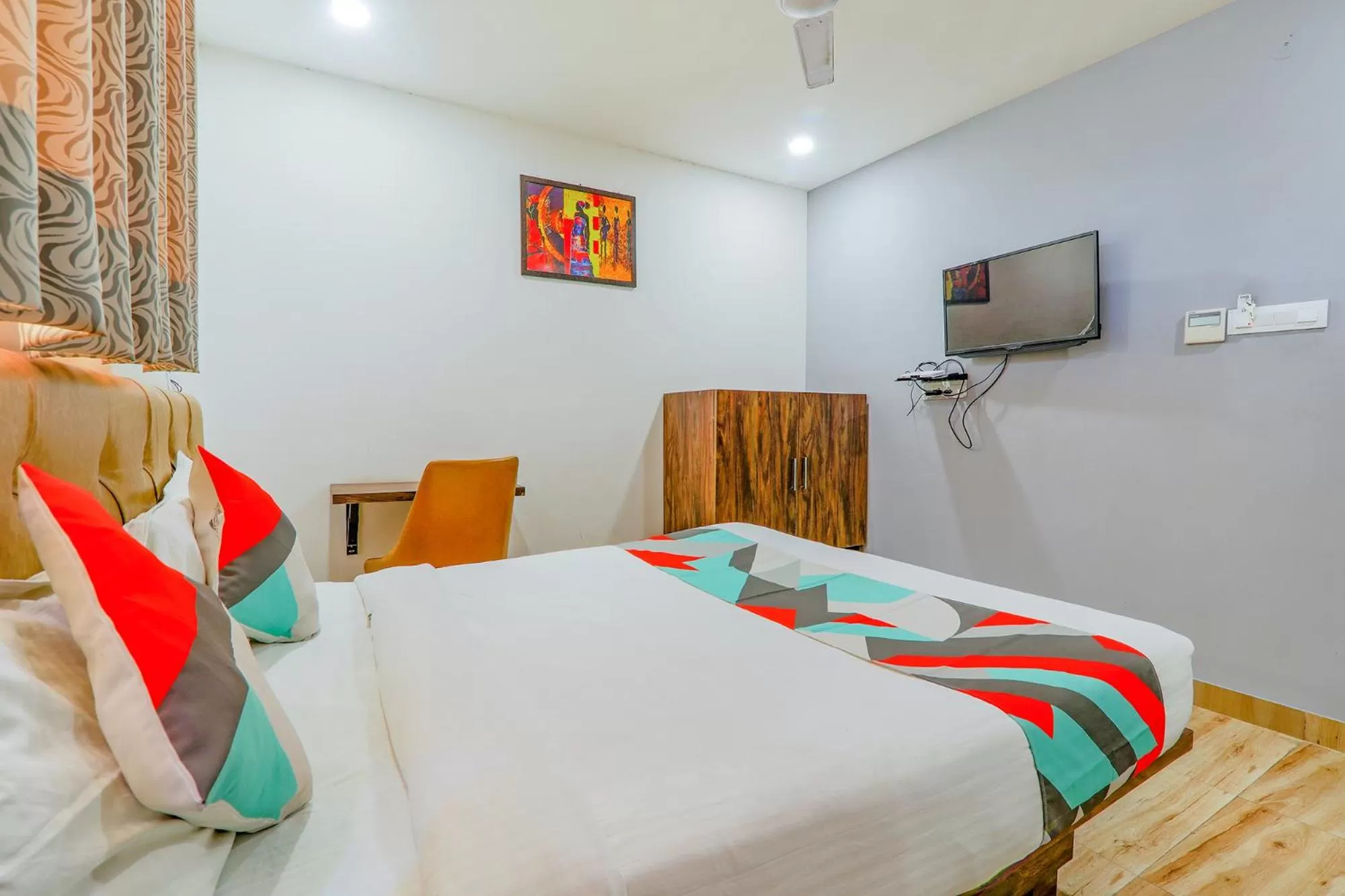 TV and multimedia in FabExpress The Mall Inn