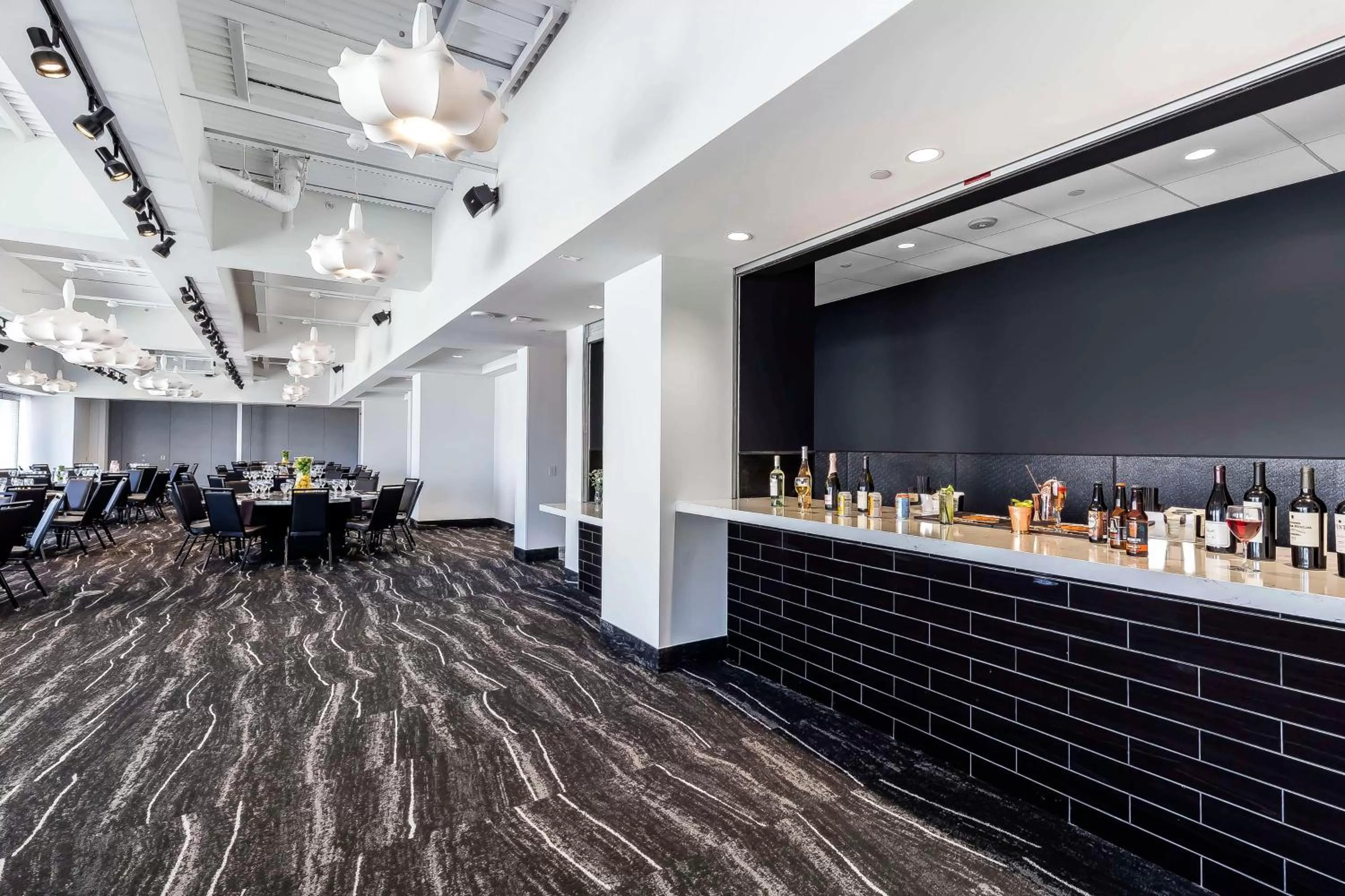 Lounge or bar in Lorenzo Hotel Dallas, Tapestry Collection by Hilton