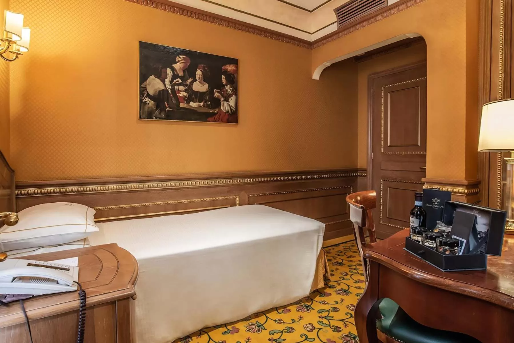 Bedroom, Bed in River Palace Hotel