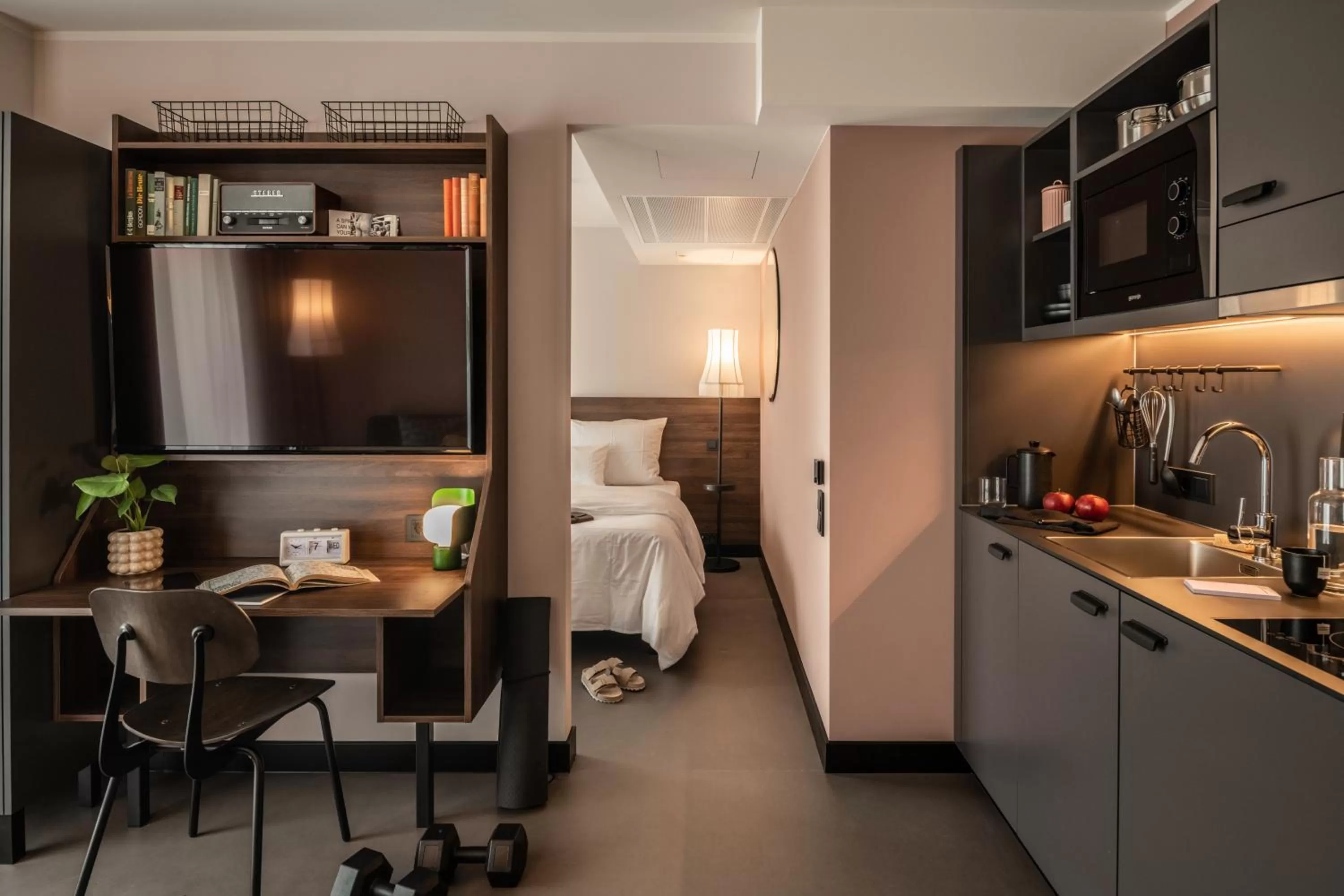 Kitchen or kitchenette, Bed in Revo Munich