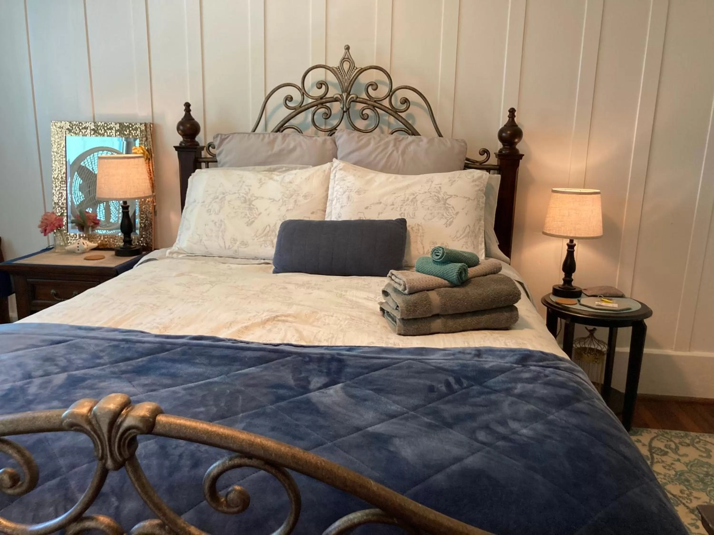 Bed in Hilo Bay Oceanfront Bed and Breakfast