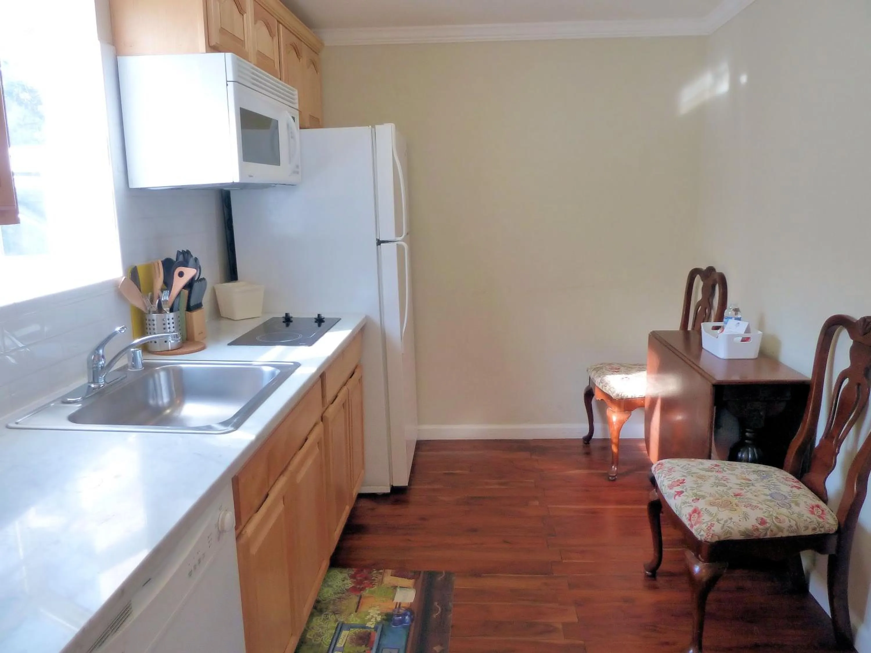 Kitchen or kitchenette in Americas Best Value Inn Royal Carriage