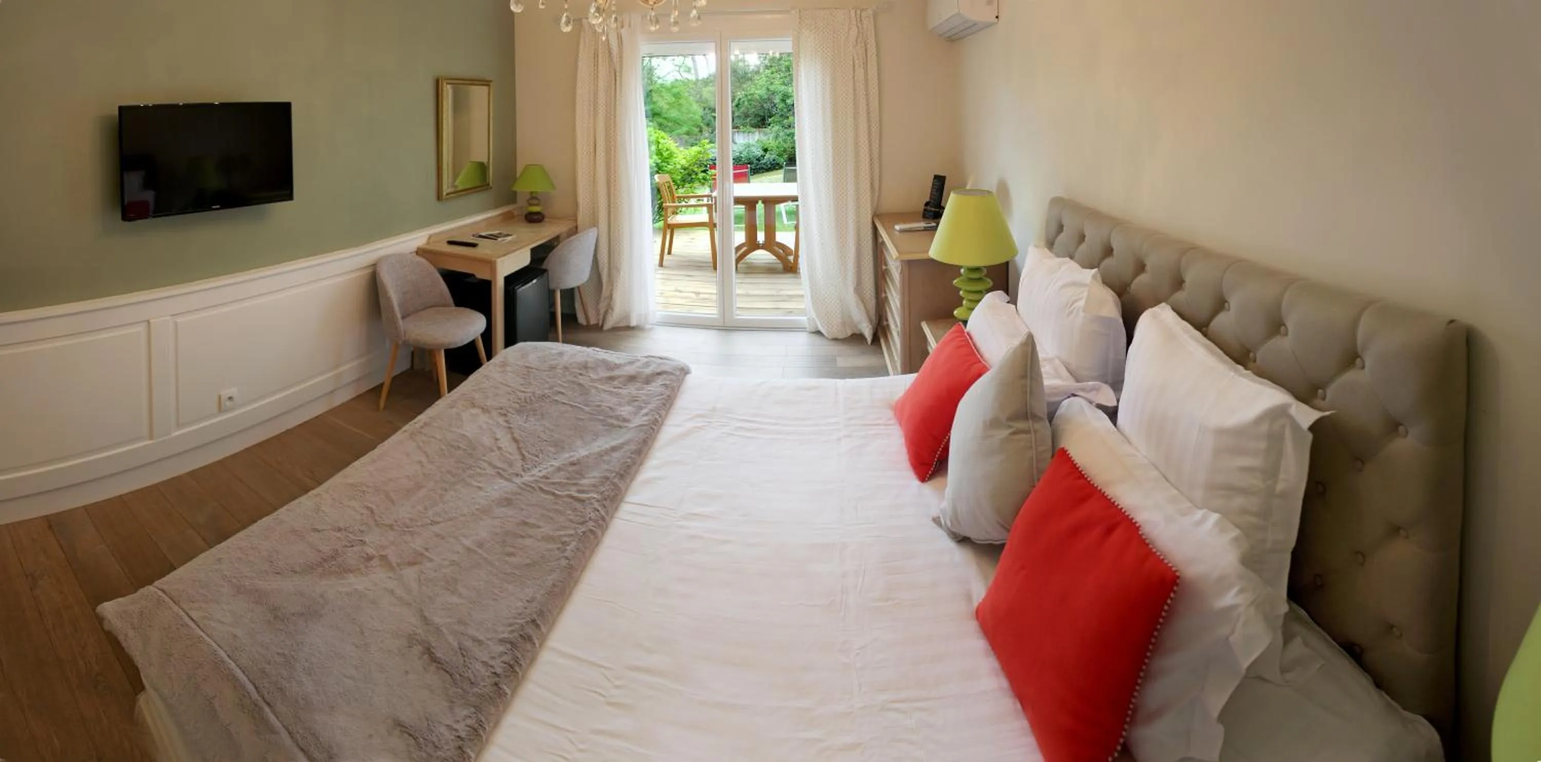 Bedroom, Bed in Hôtel The Originals Résidence de Rohan (EX RELAIS DU SILENCE)