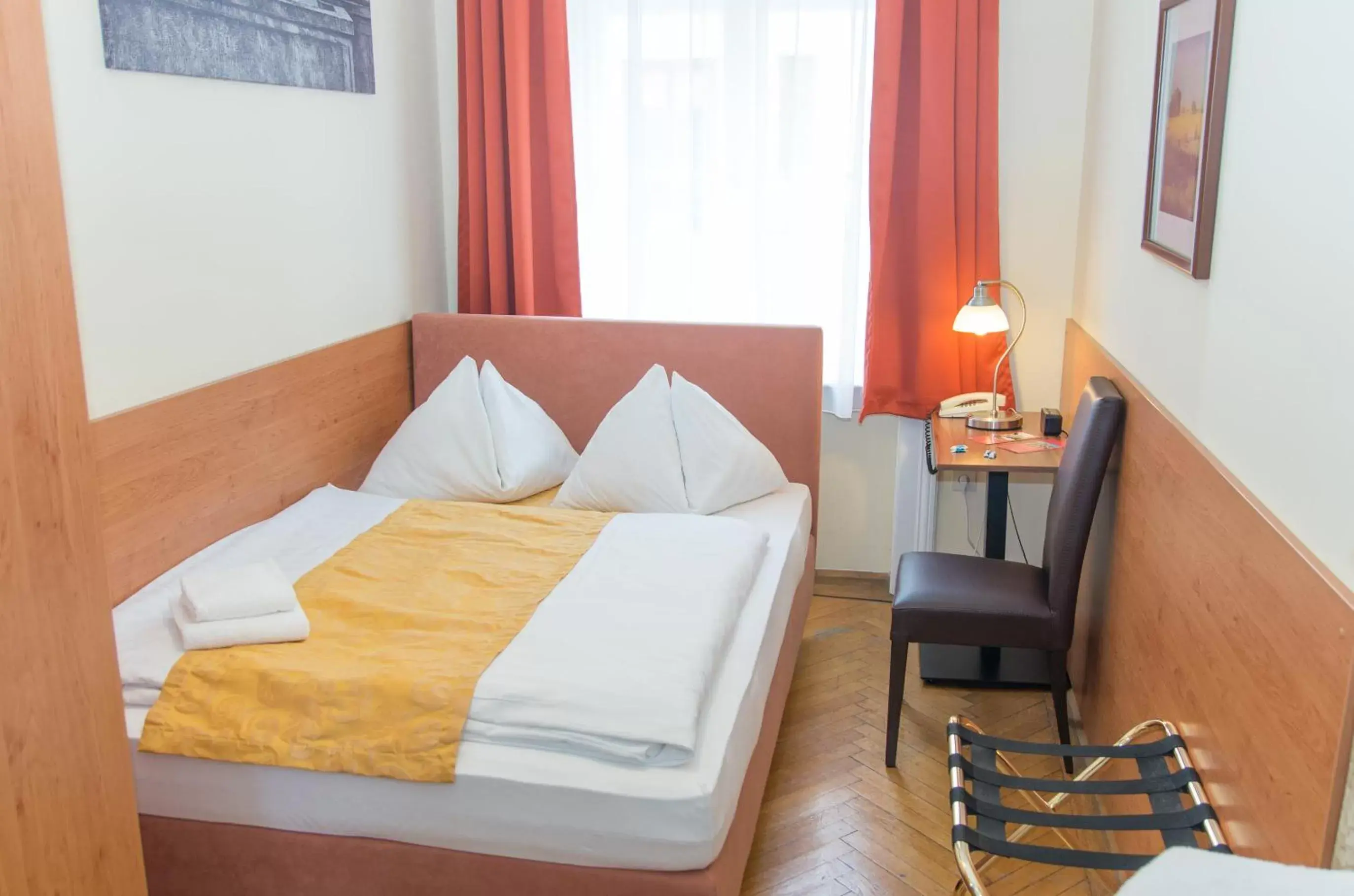 Small Double Room with Shared Bathroom in Pension Lehrerhaus Small Double Room with Shared Bathroom in Pension Lehrerhaus