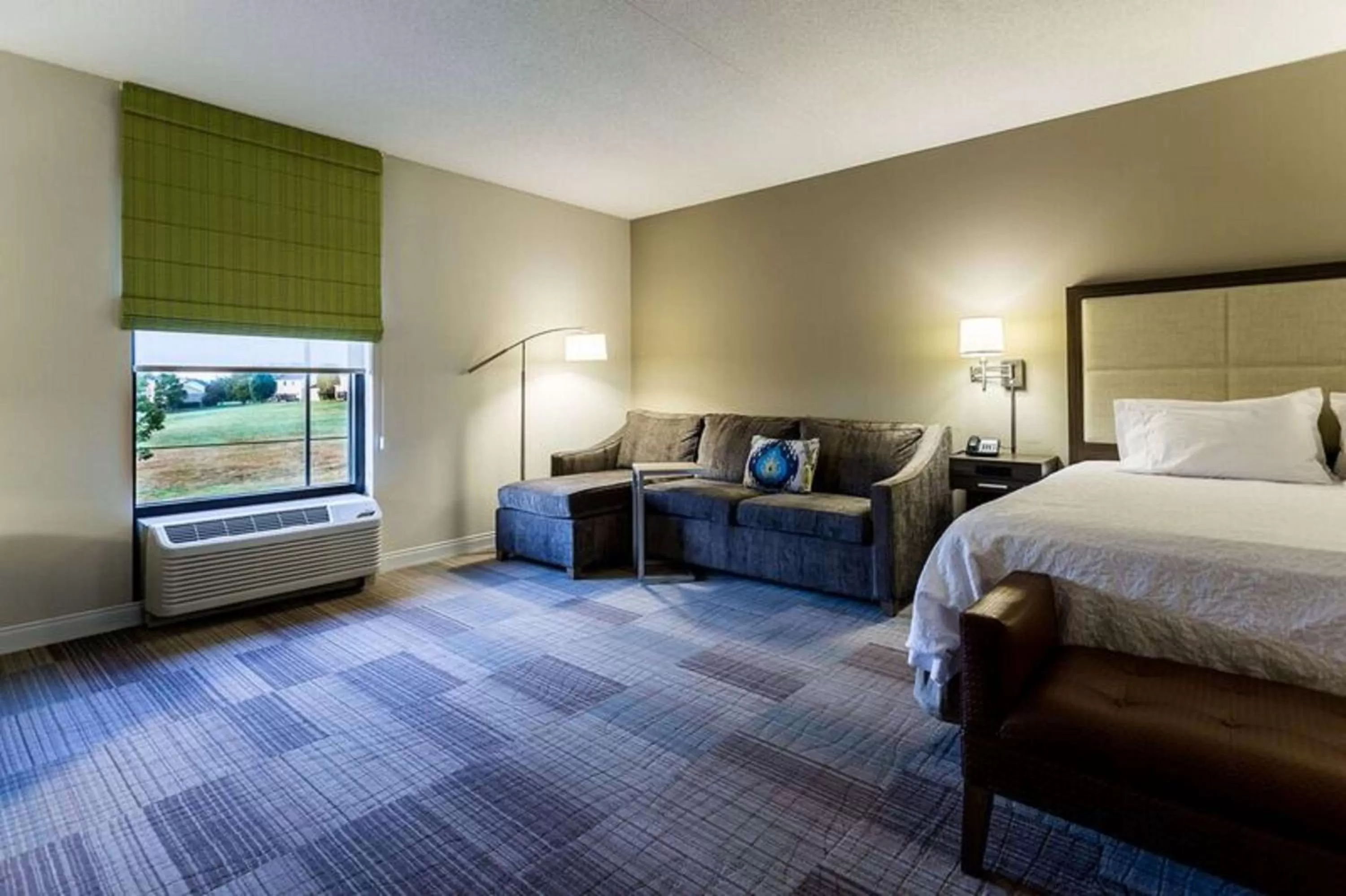 Bed in Hampton Inn Somerset