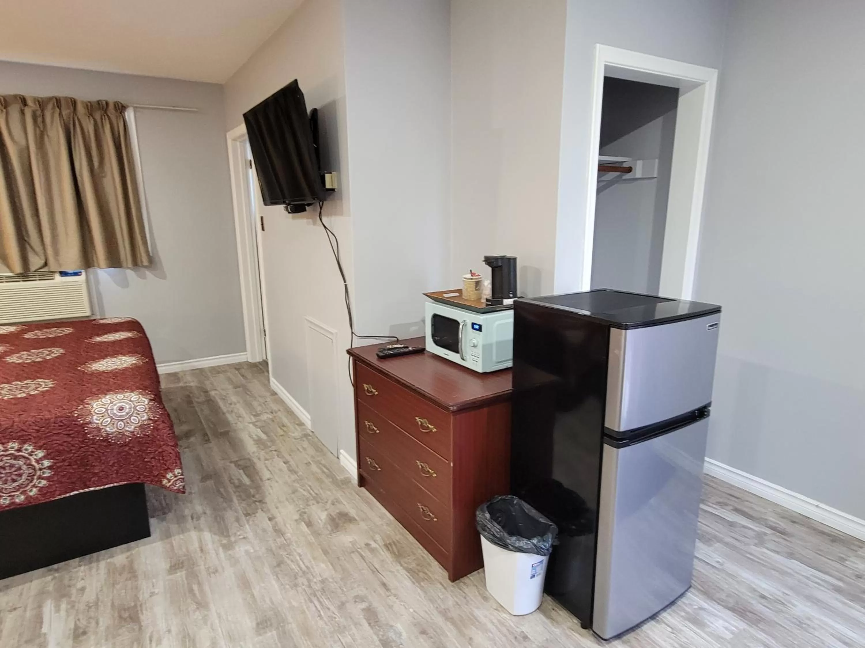 TV and multimedia, Bed in Knights Inn Cobourg