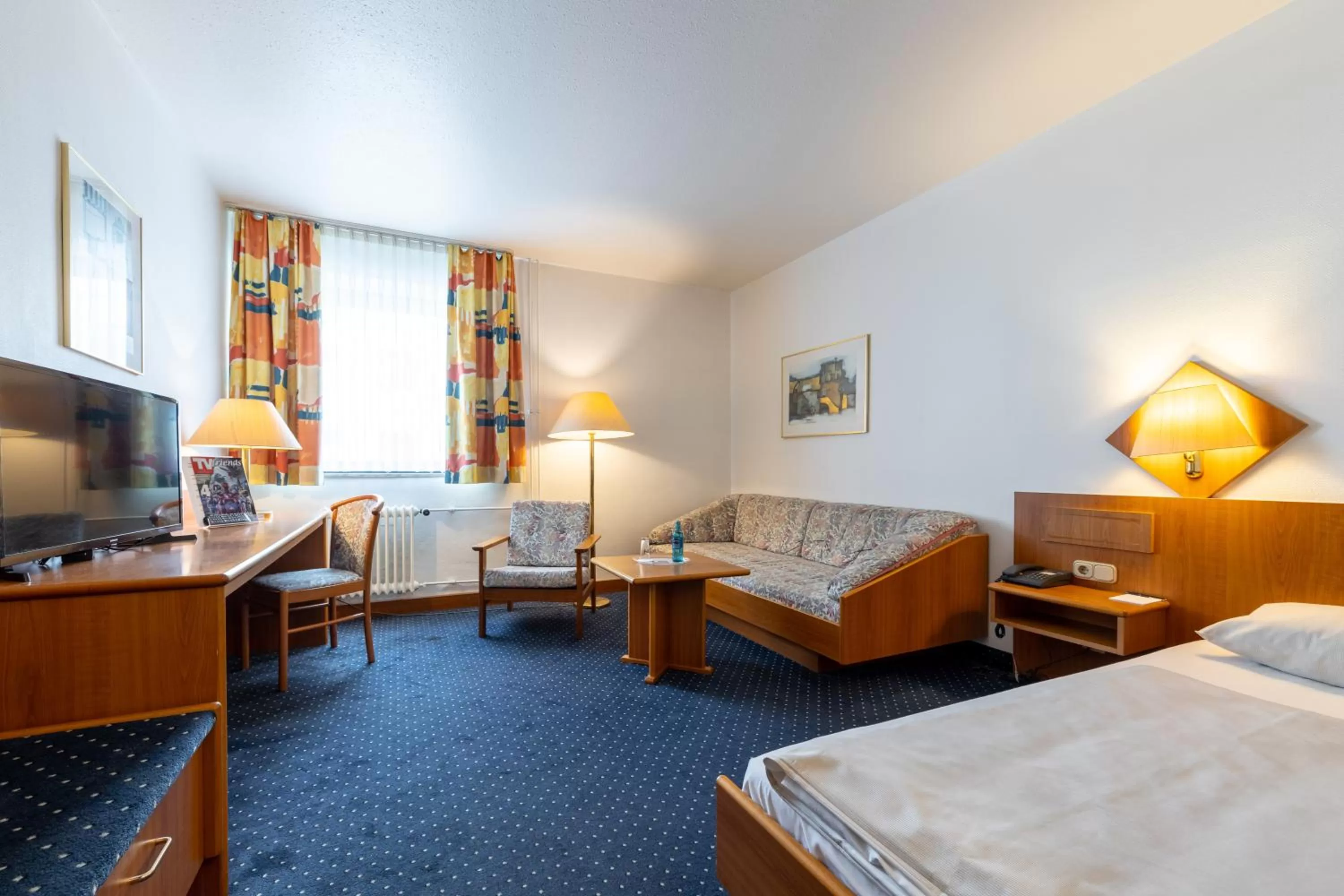 Living room, Bed in Fly Inn Hotel Frankfurt Airport Rüsselsheim ehemals Trip Inn Hotels