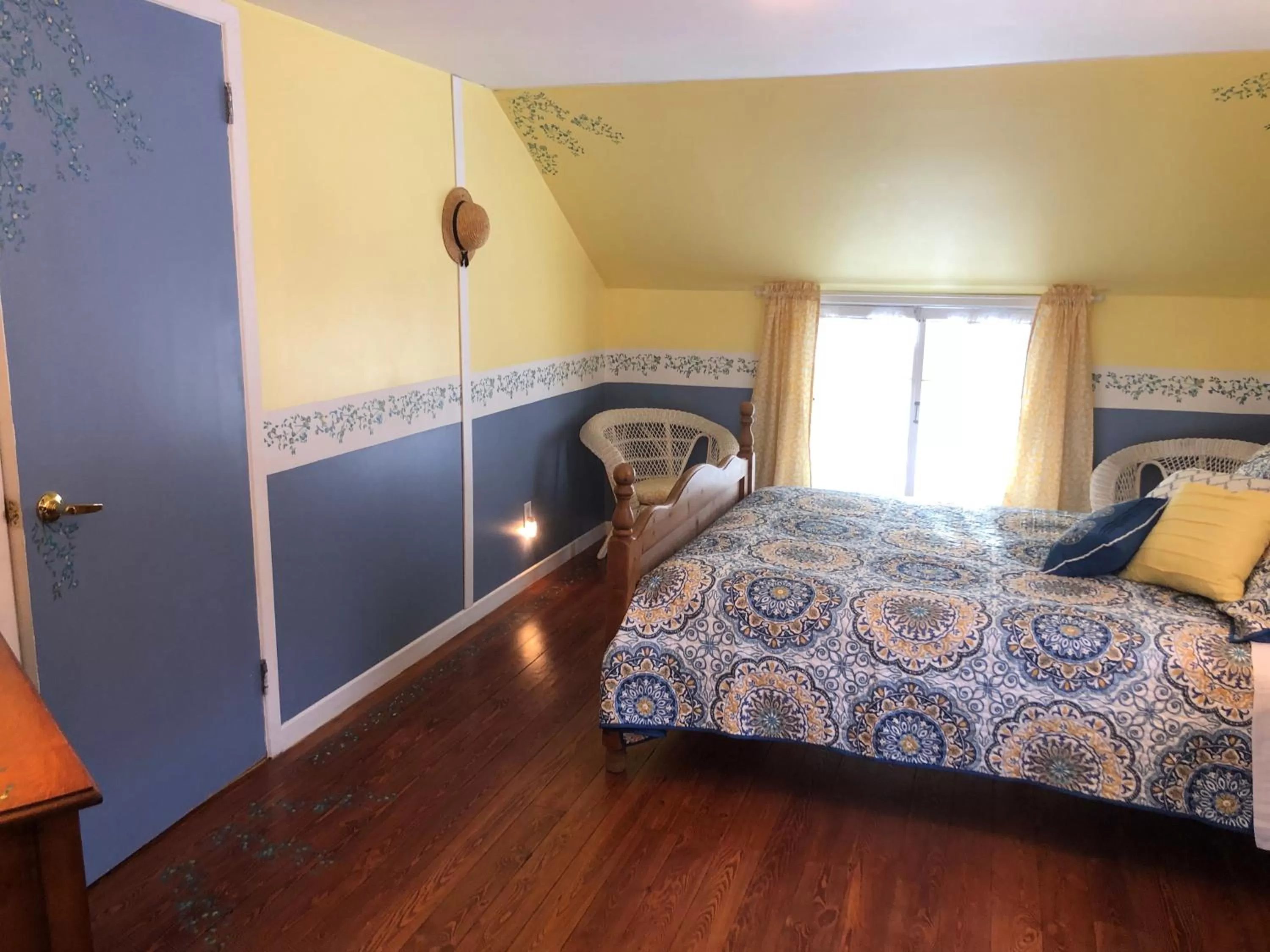 Decorative detail, Bed in Auberge sur la Côte