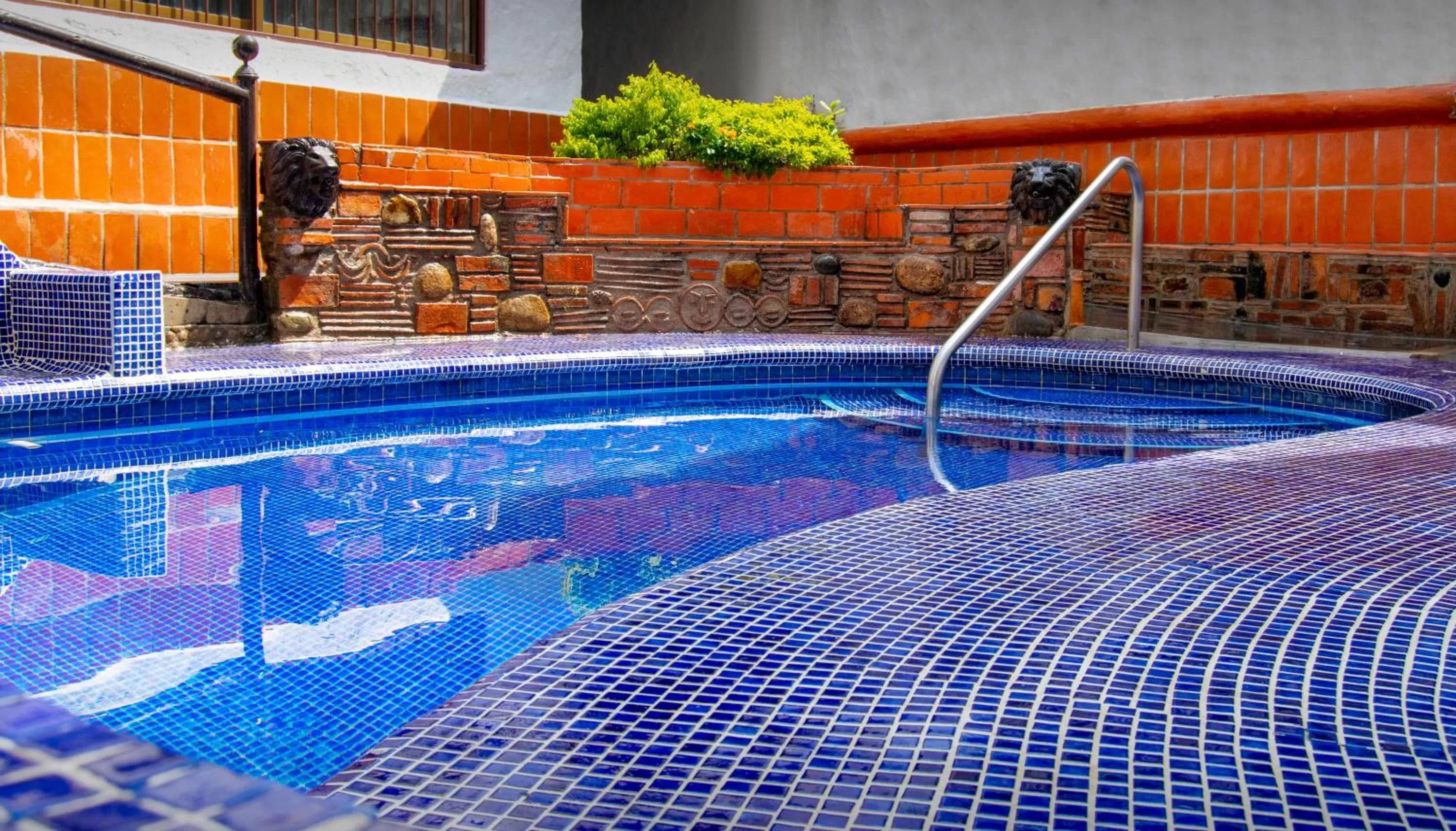 Swimming pool in Petit Hotel Pilitas