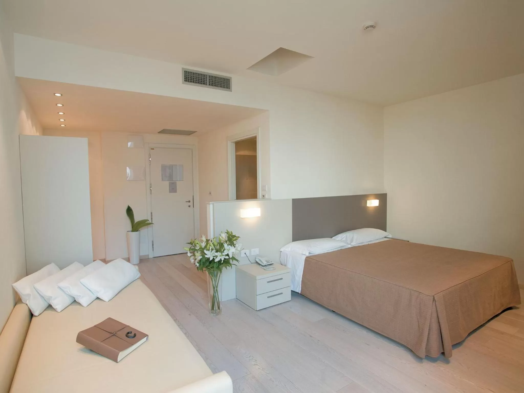 Photo of the whole room, Bed in Hotel Cube