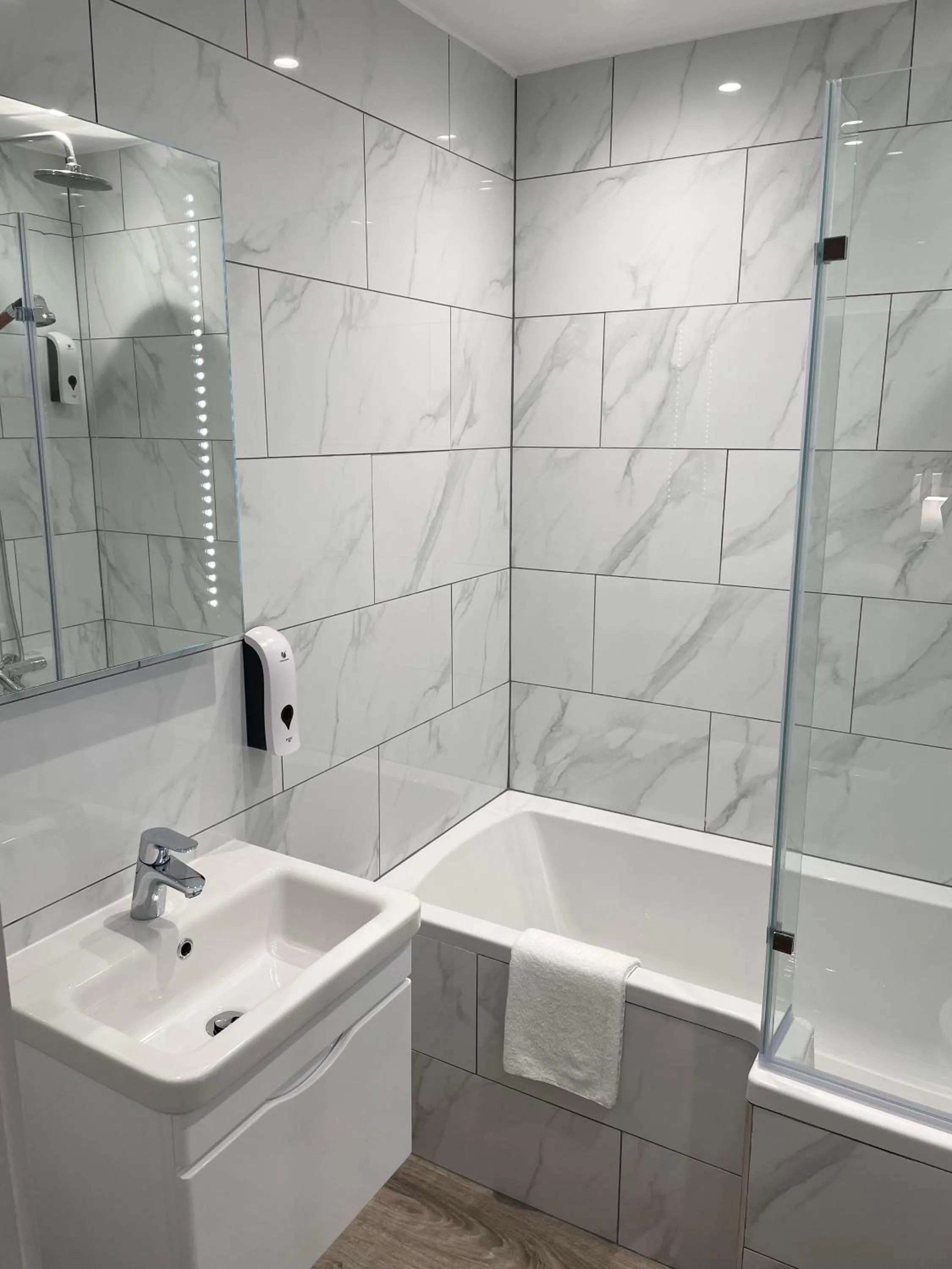 Bathroom in Holtwhites Hotel