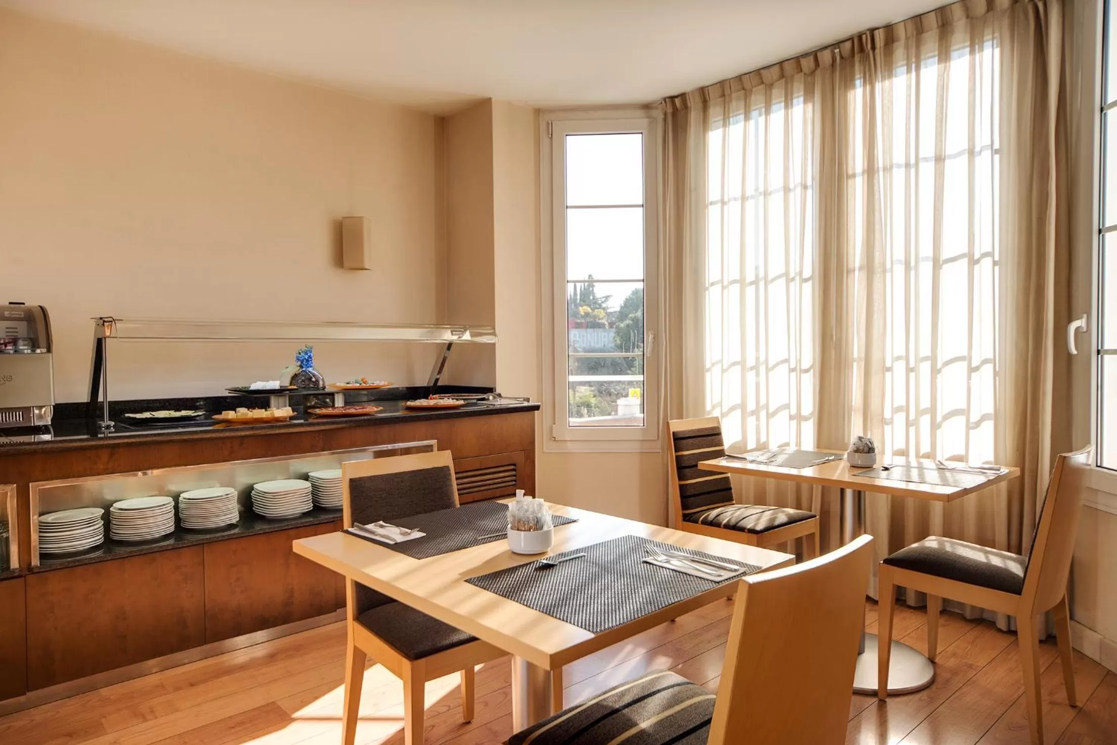 Restaurant/places to eat in Exe Zarzuela Park