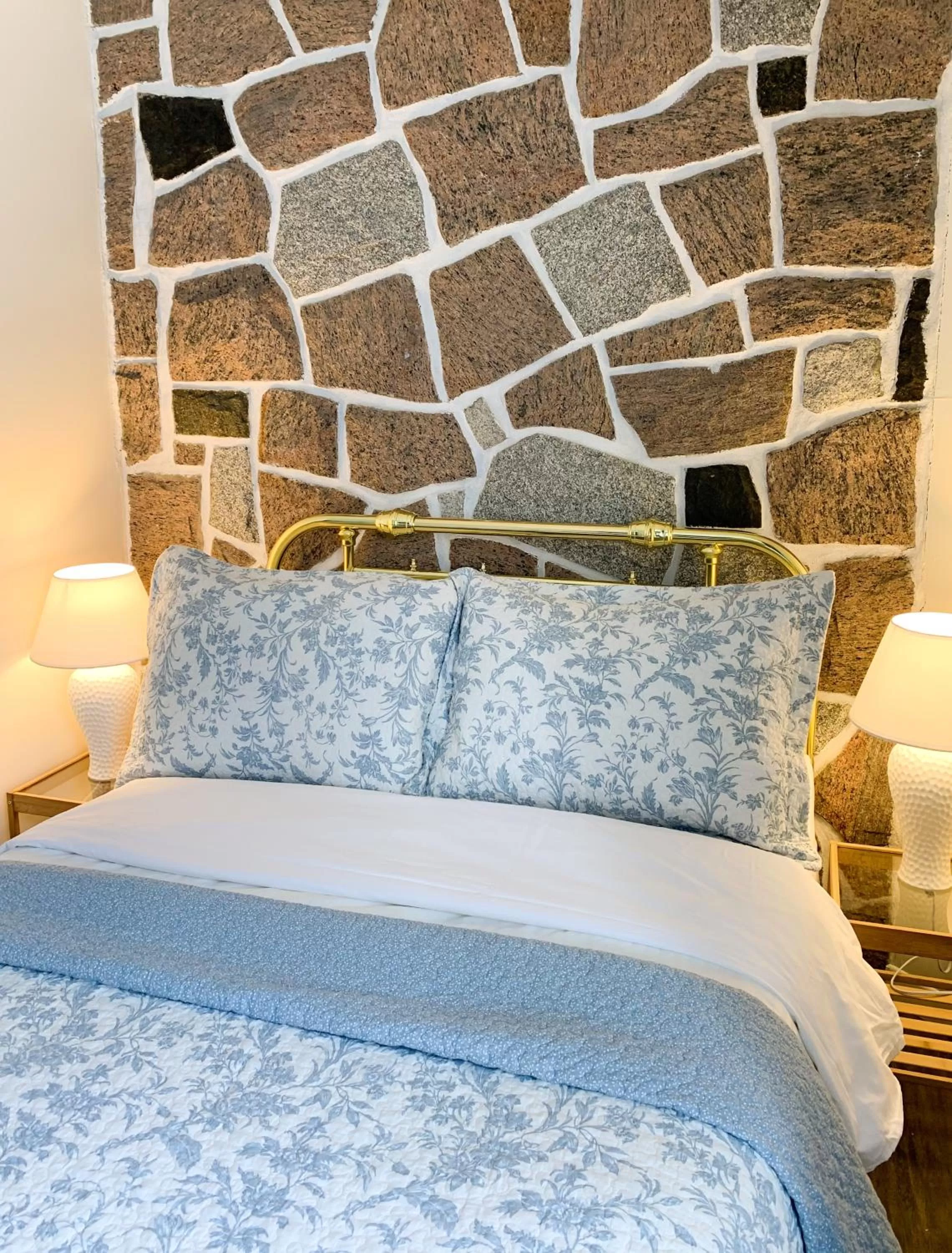 Bed in Auberge la Rosepierre bistro Henri