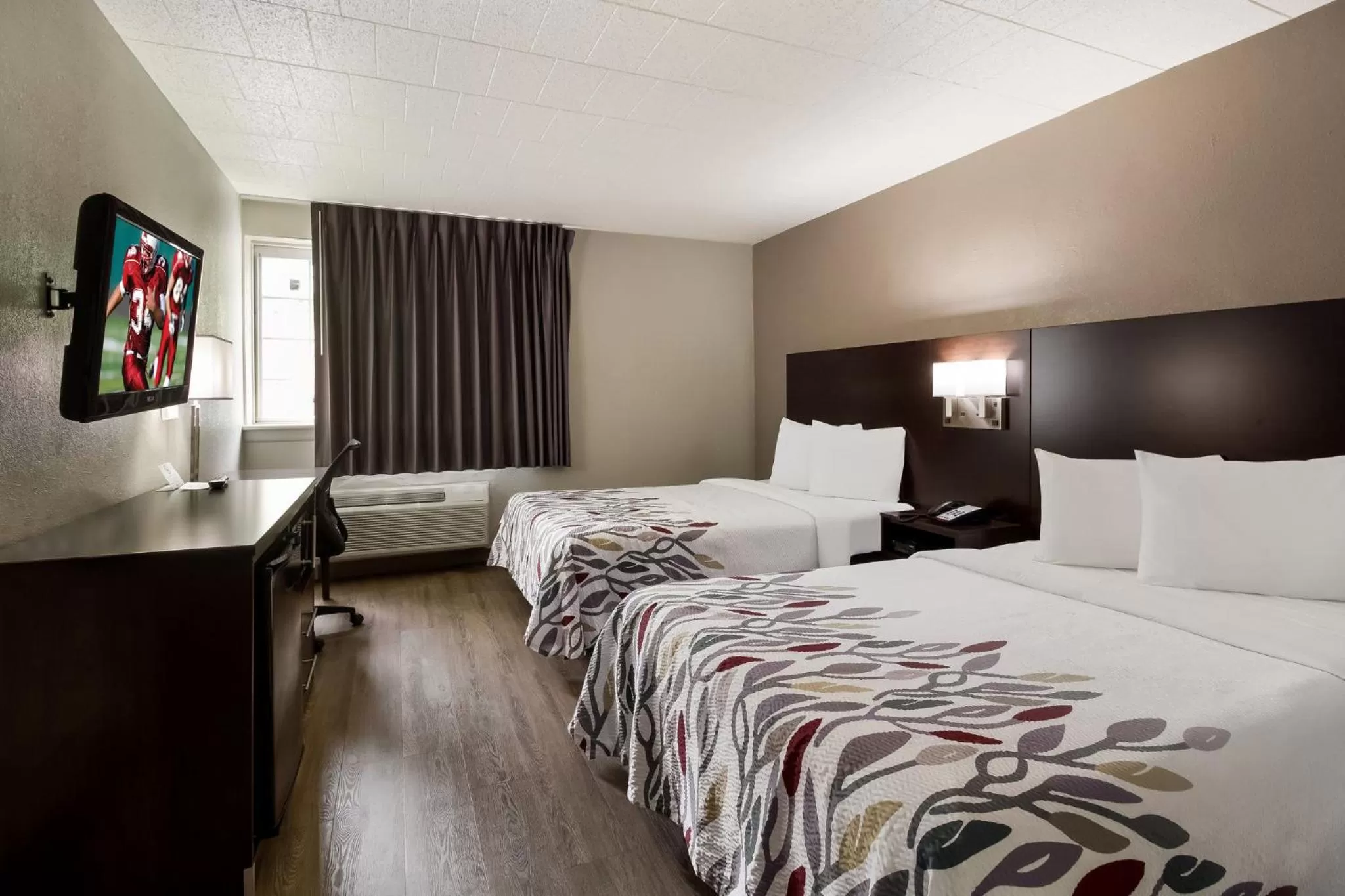 Photo of the whole room, Bed in Red Roof Inn New Stanton