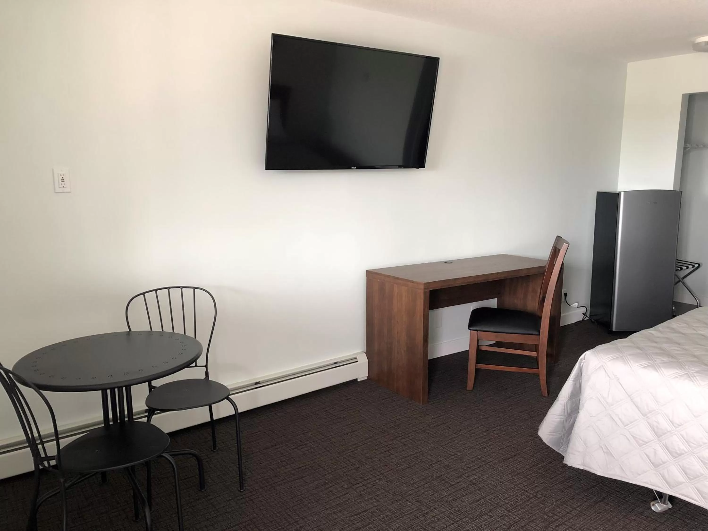 TV/Entertainment Center in Onoway Inn and Suites