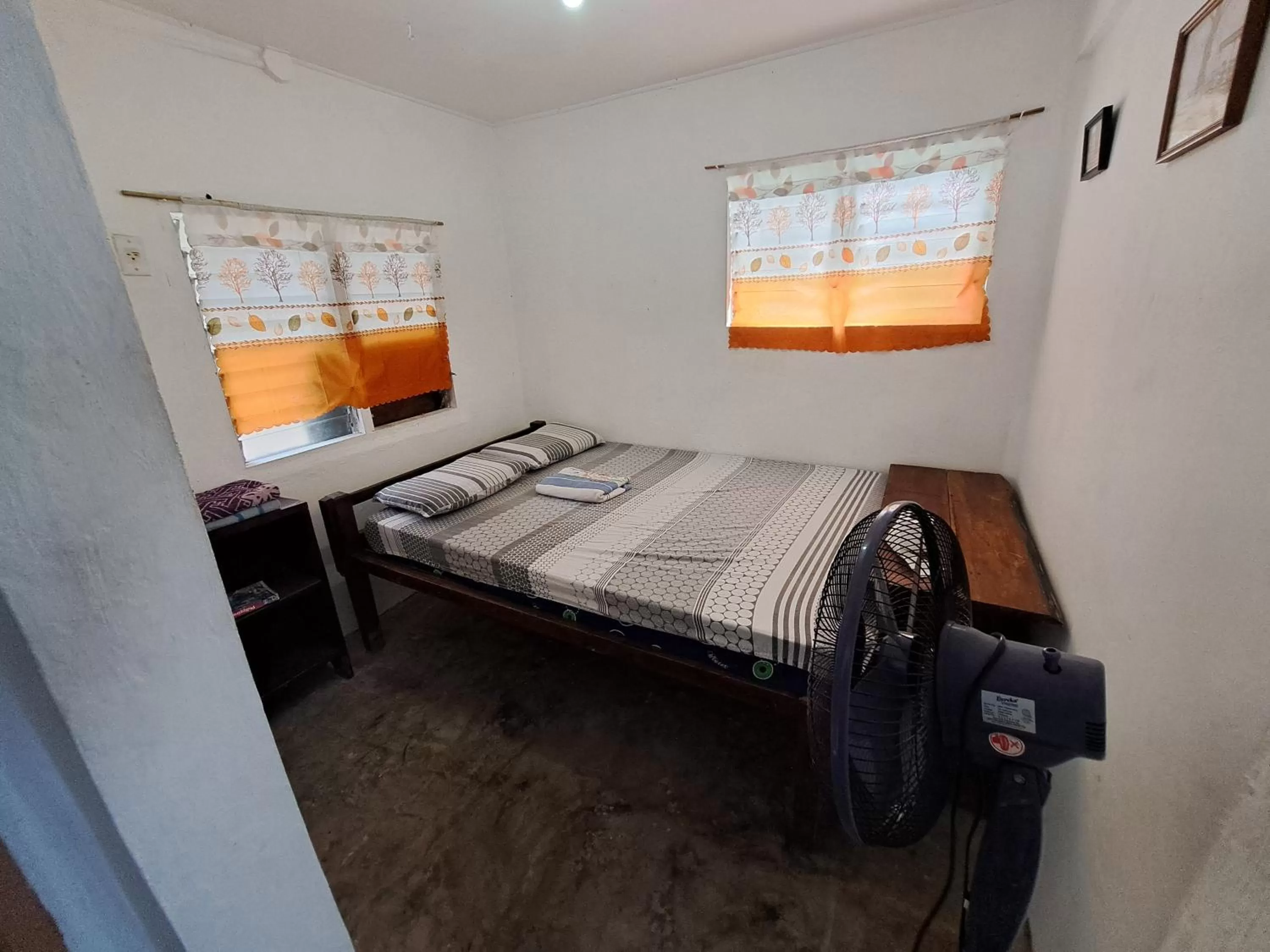 Bed in Paseo Del Mar Seaside Inn