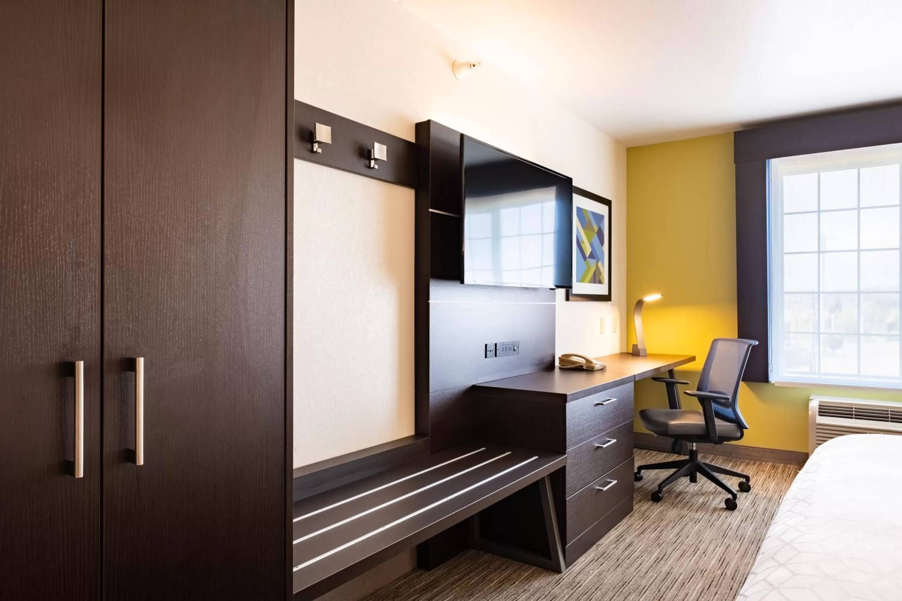Bed in Holiday Inn Express Hotel & Suites Evanston by IHG