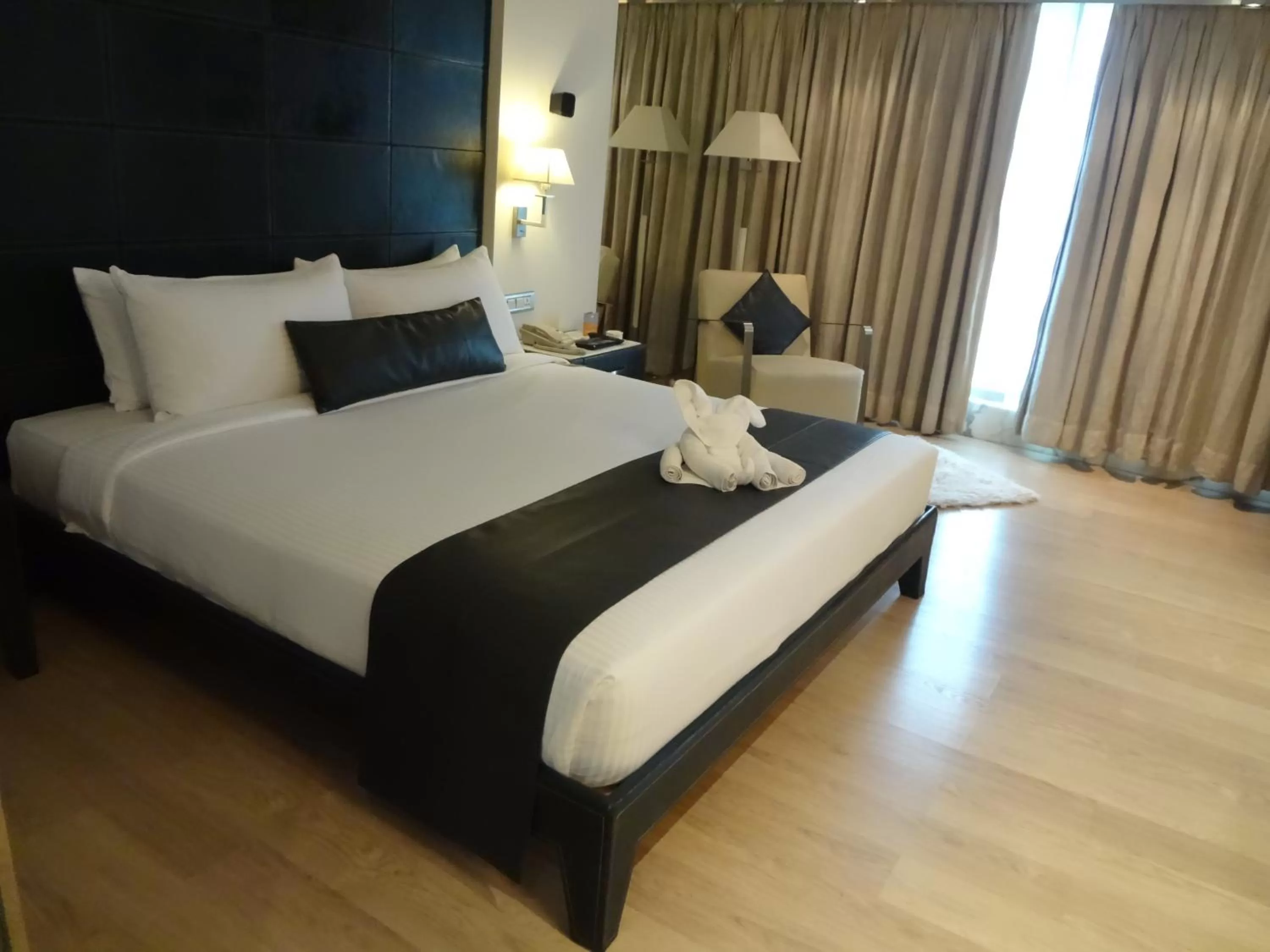 Photo of the whole room, Bed in Mirage Hotel, Mumbai International Airport