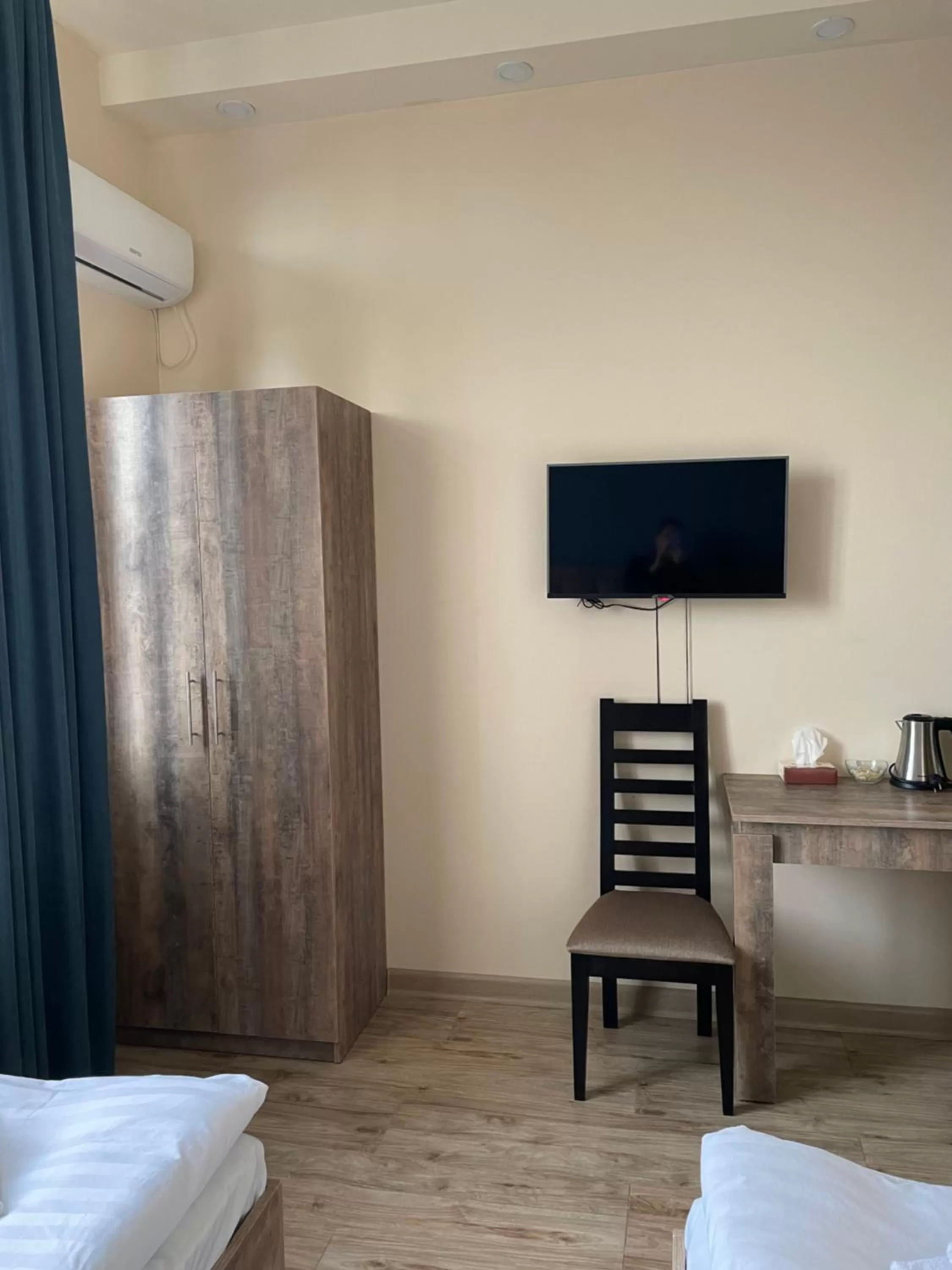 Photo of the whole room, Bed in Glendale Boutique Hotel