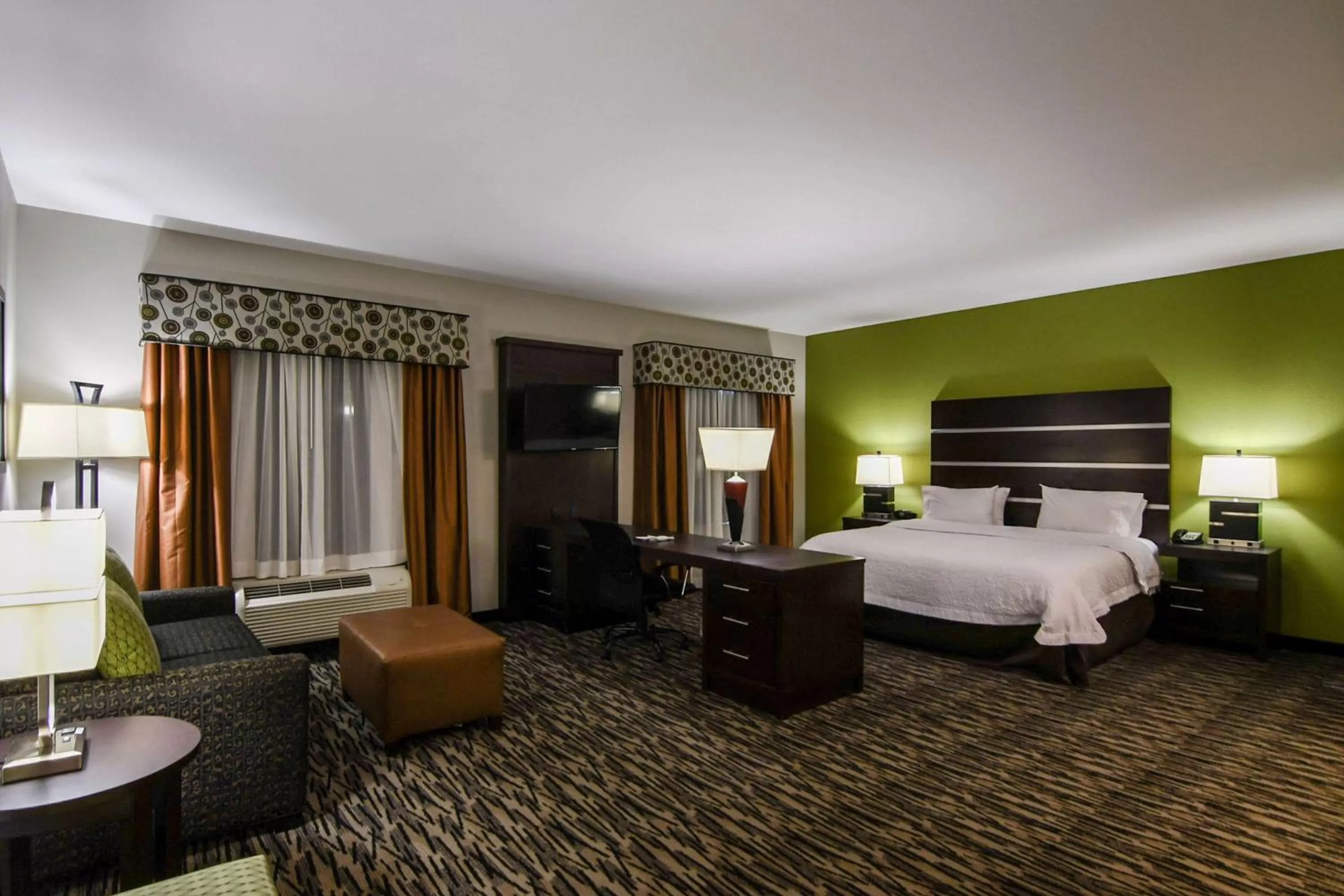 Bedroom, Bed in Hampton Inn Foley