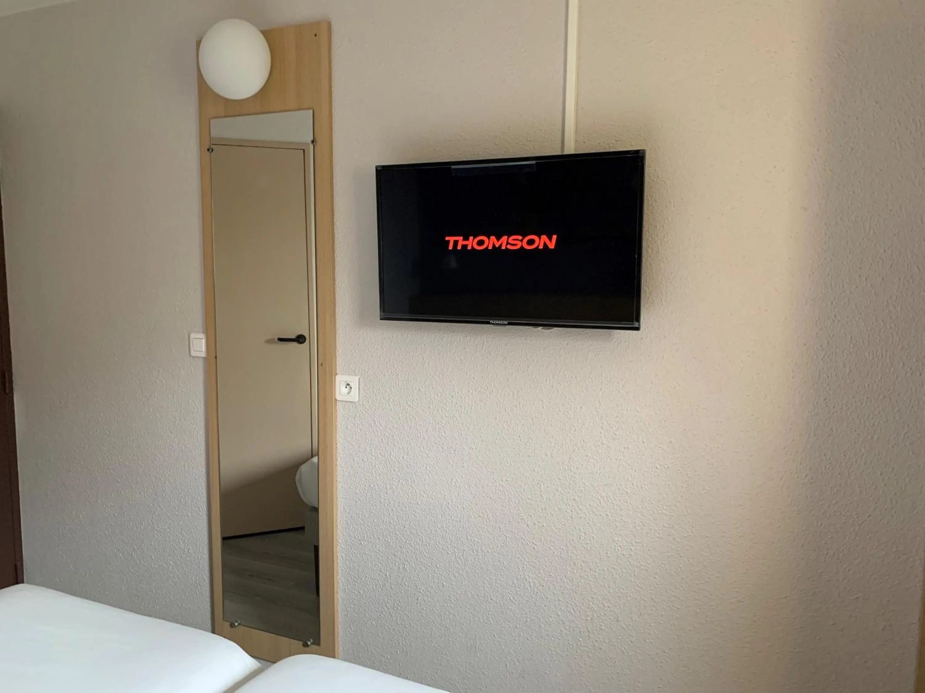 TV and multimedia, Bed in initial by balladins Tours Sud