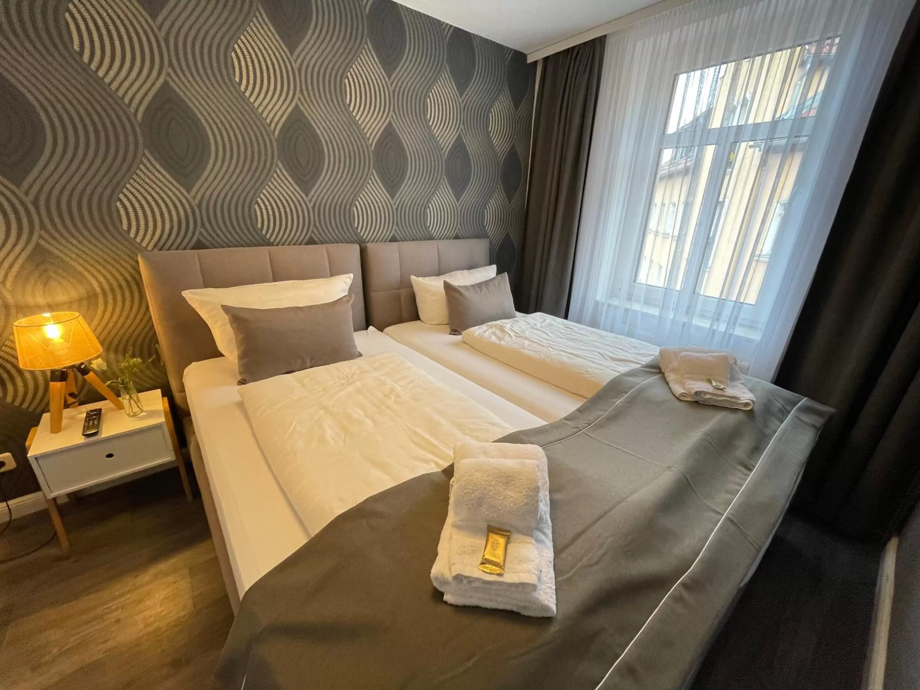 Bedroom, Bed in "Zur Altstadt - Am Fuße der Osterburg" Gaststätte, Pension, FEWO