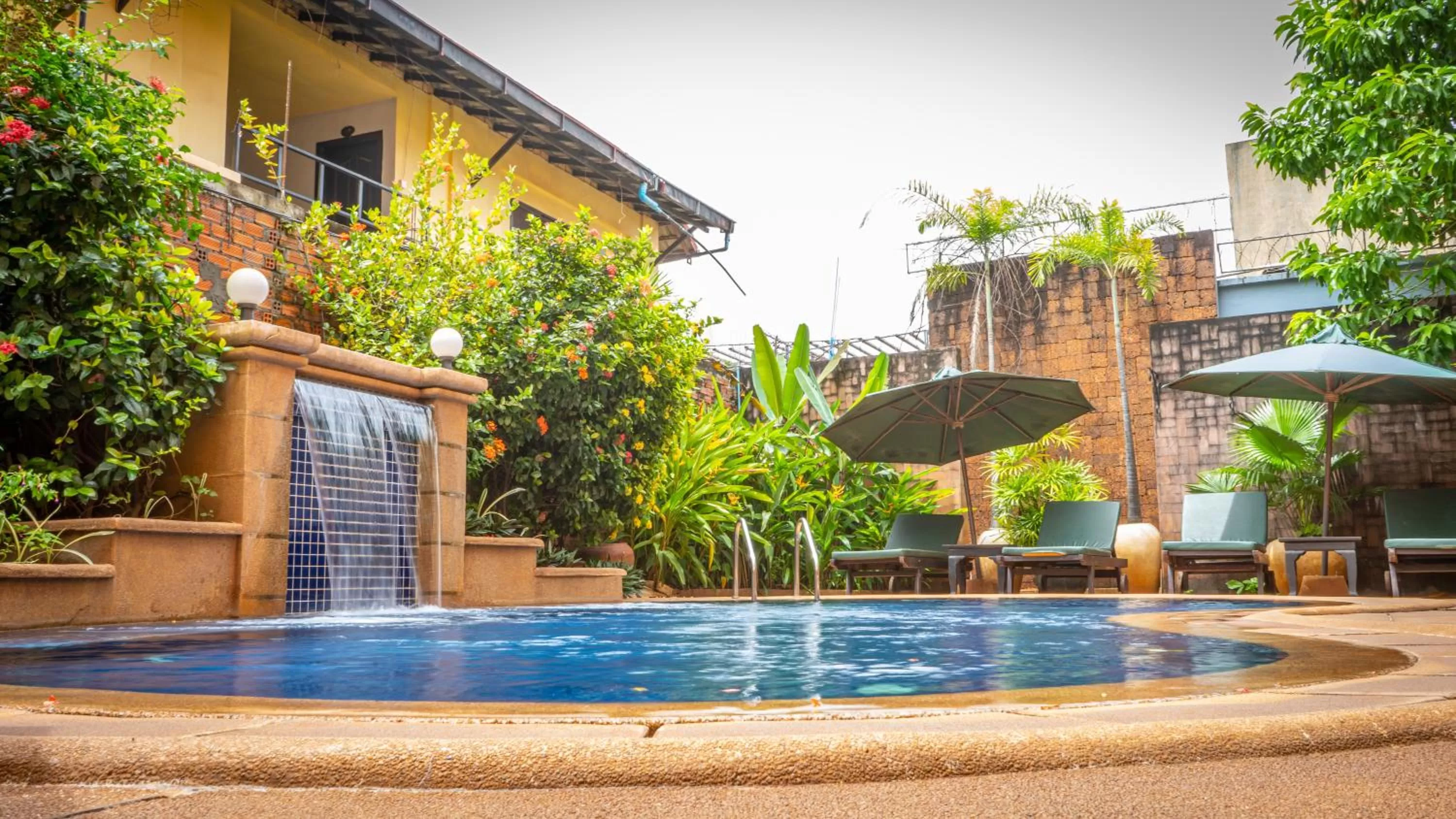 Swimming pool in DEN HOTEL TOTONOU SIEM REAP