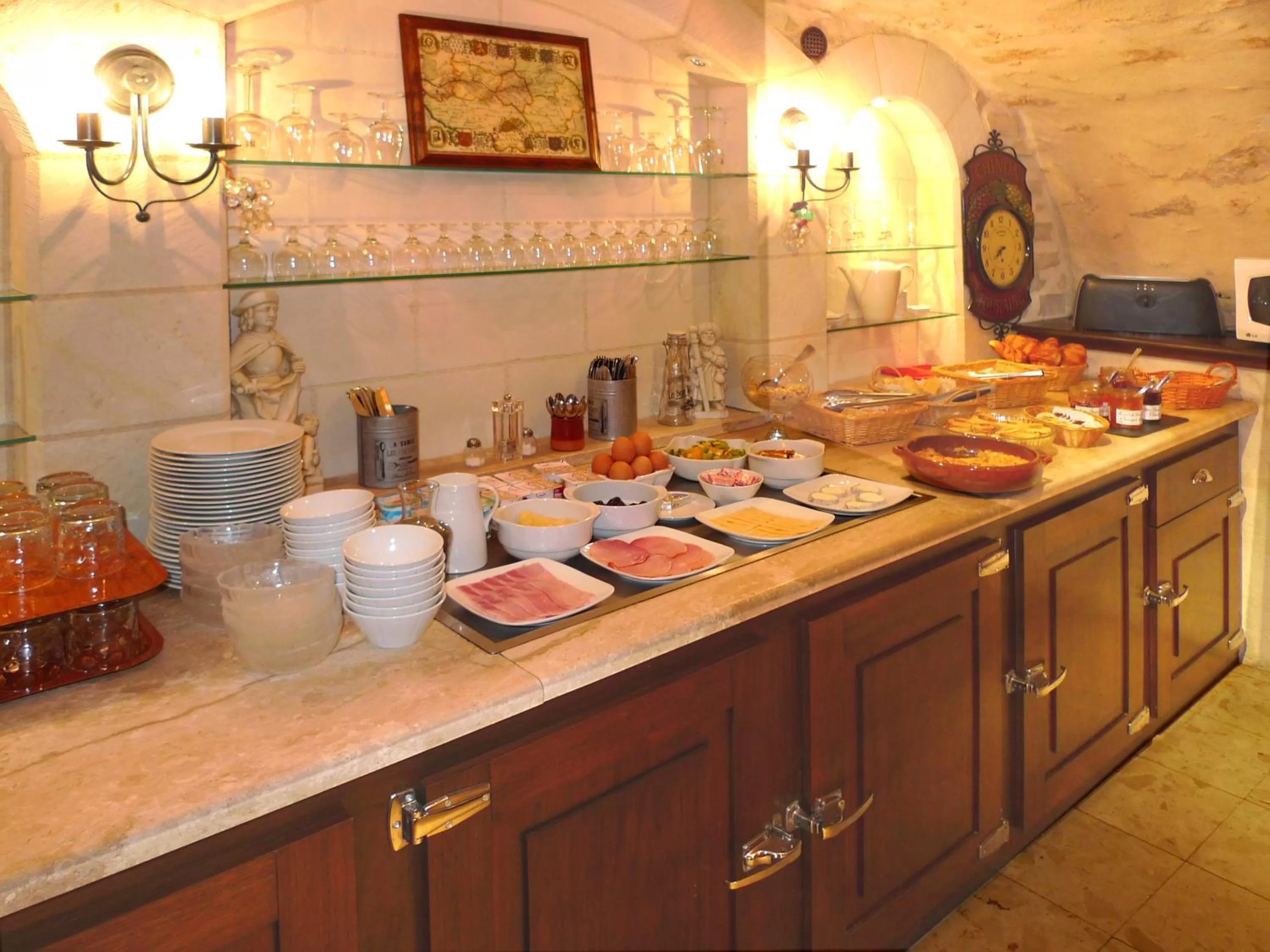 Continental breakfast in Hôtel Du Manoir