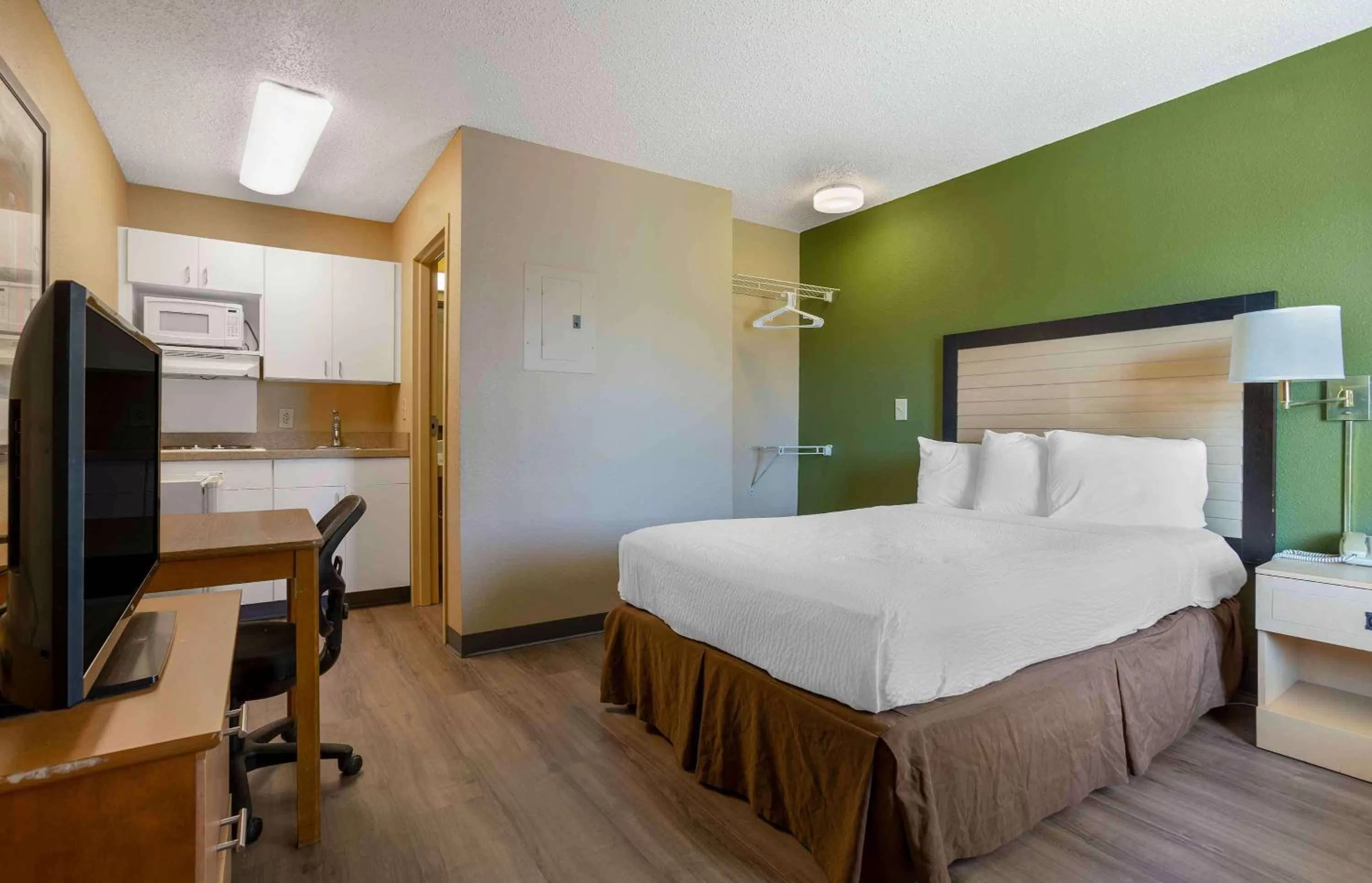 Bedroom, Bed in Extended Stay America Suites - Houston - The Woodlands