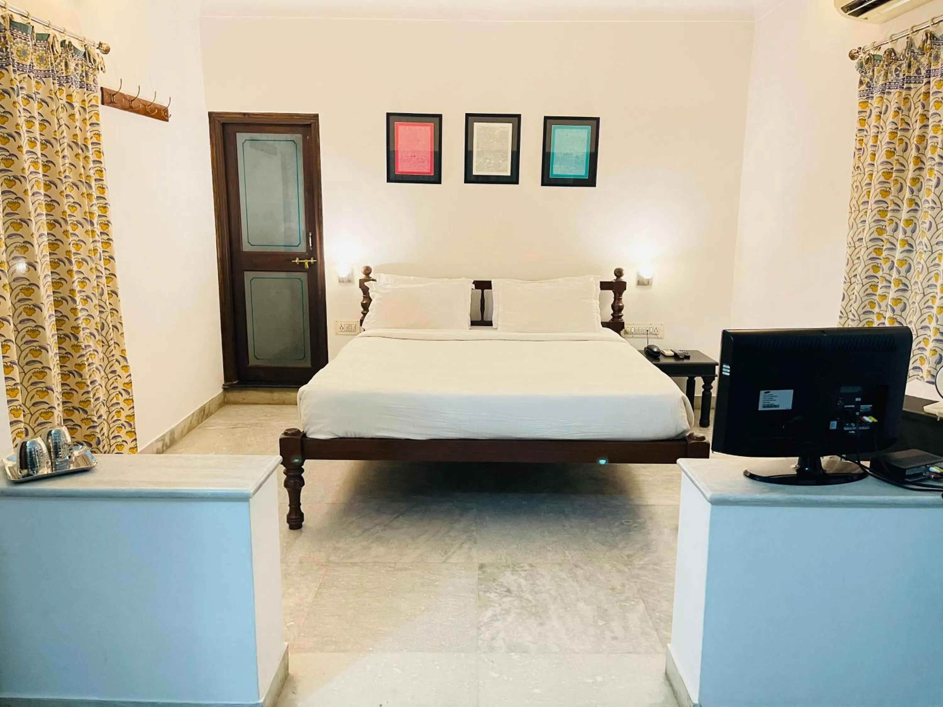 Bedroom, Bed in Jaiwana Haveli