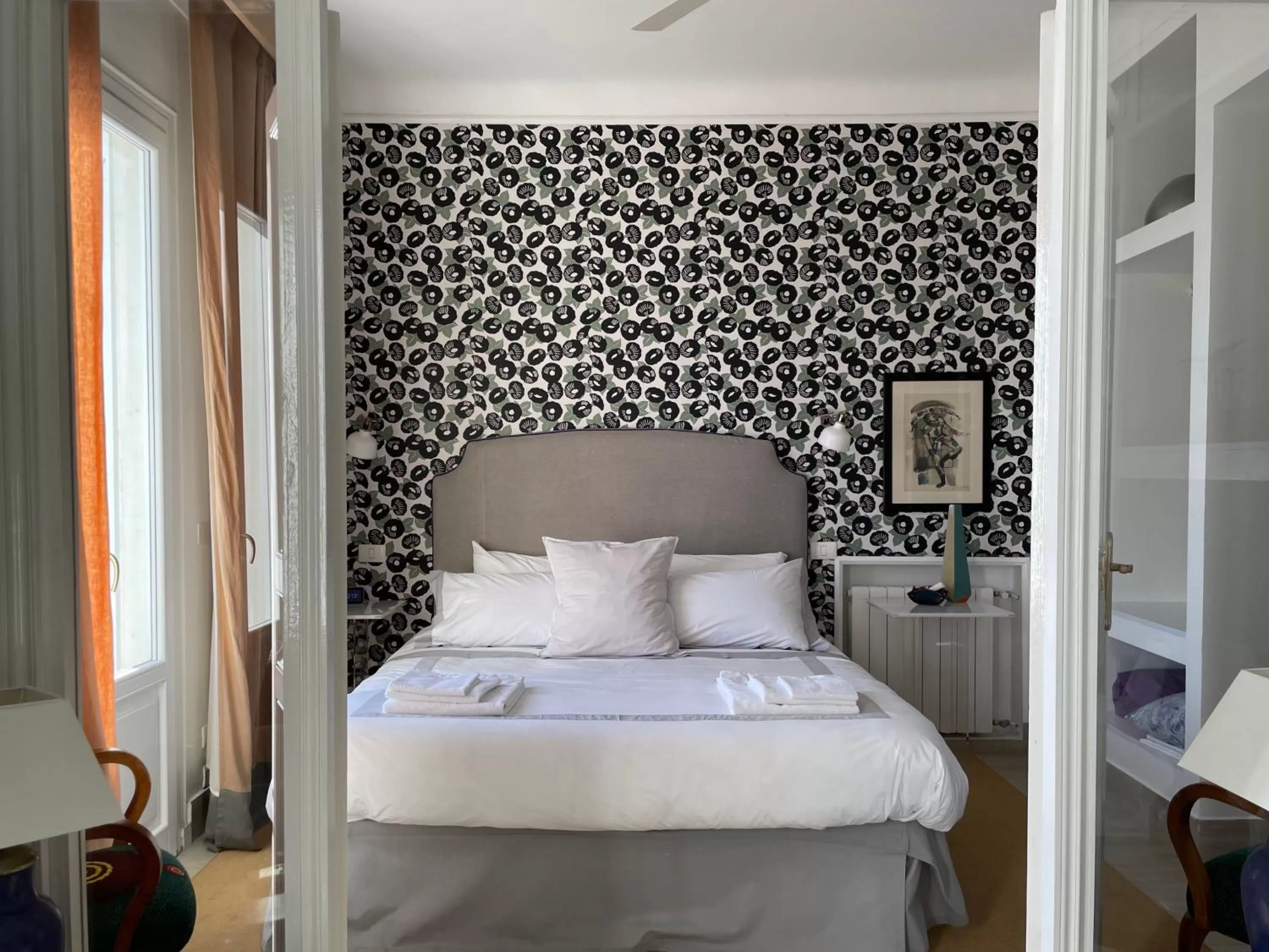 Photo of the whole room, Bed in Les Lilas