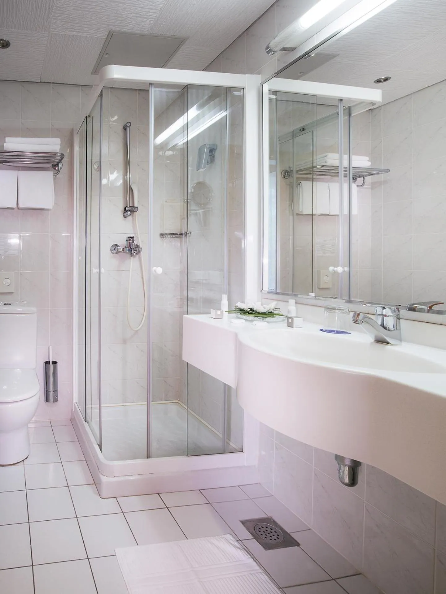 Bathroom in Hotel Paka