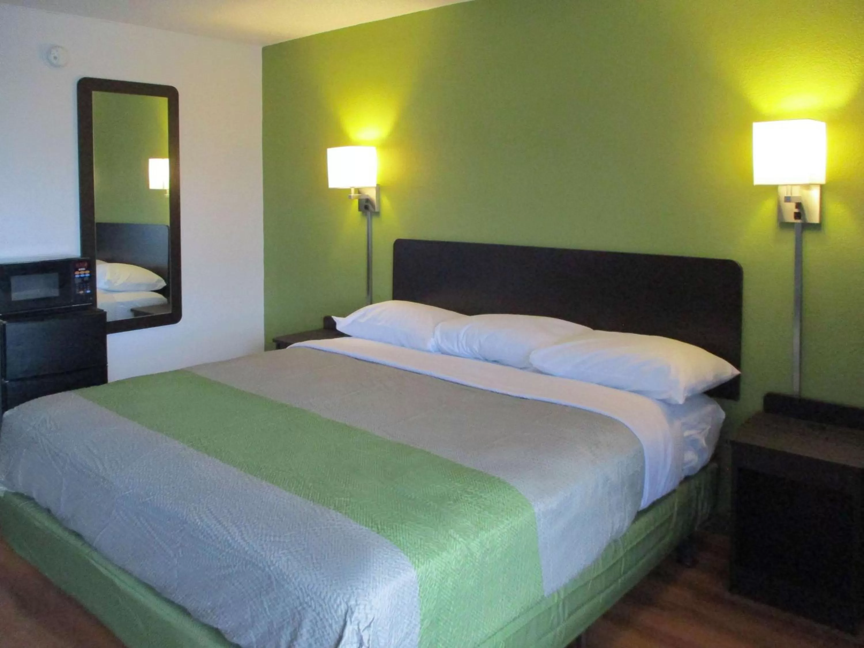 Photo of the whole room, Bed in Motel 6-Chilhowie, VA