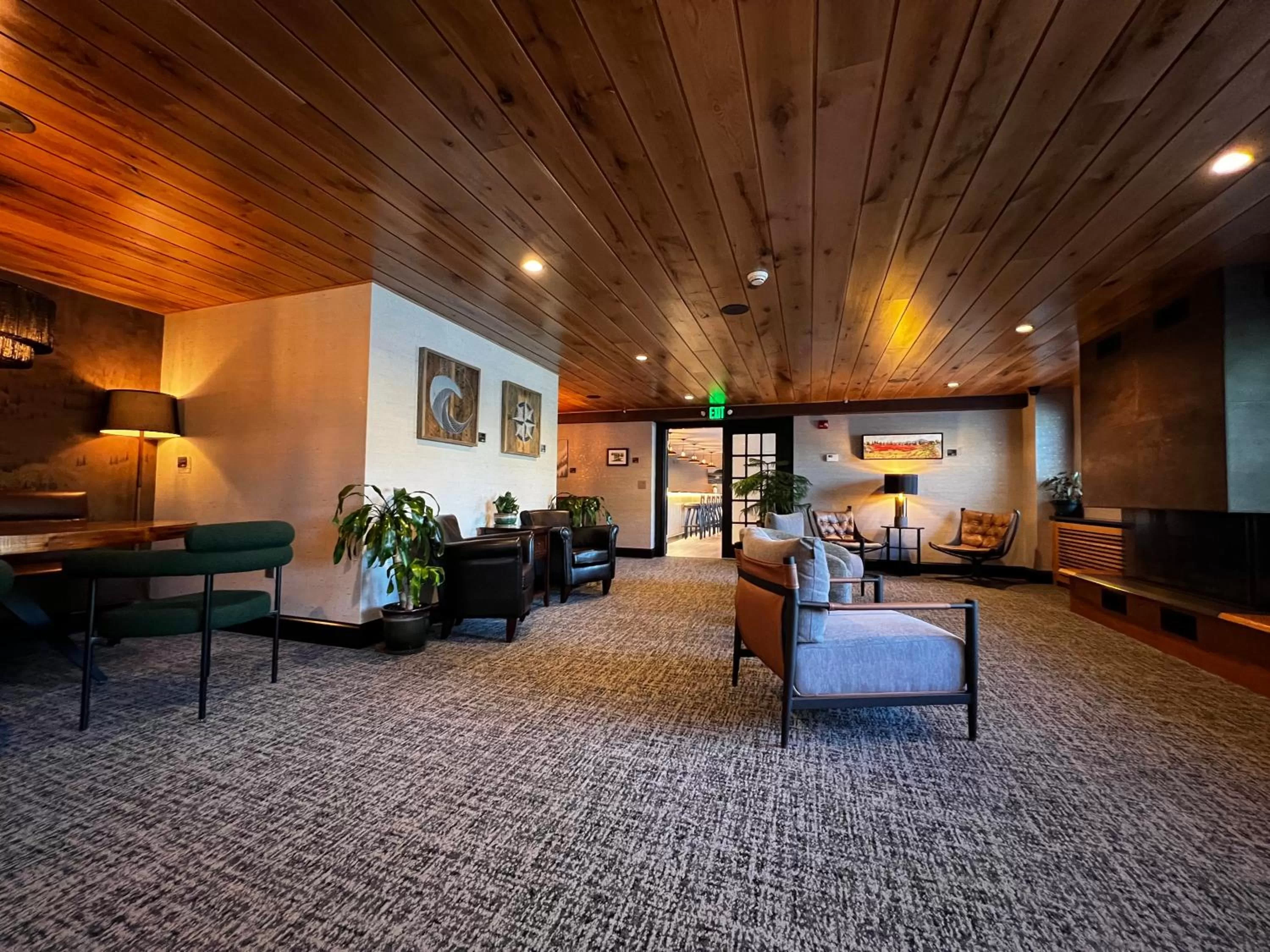 Lounge or bar in Maine Evergreen Hotel, an Ascend Collection Hotel