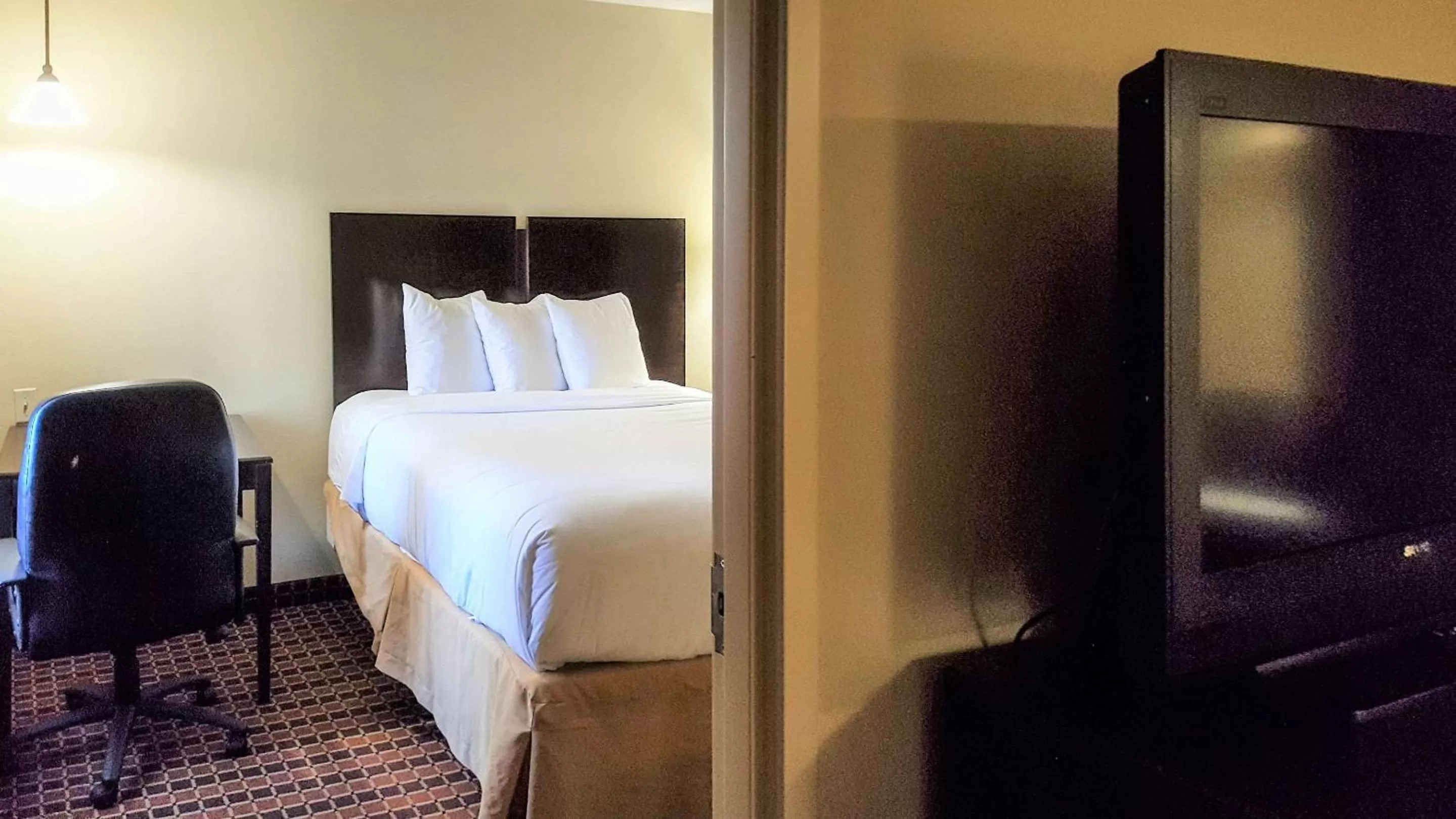 Photo of the whole room, Bed in Affordable Suites of America Rogers - Bentonville