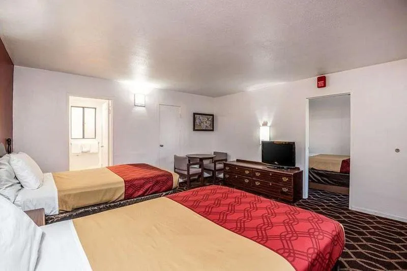 Bed in Econo Lodge University
