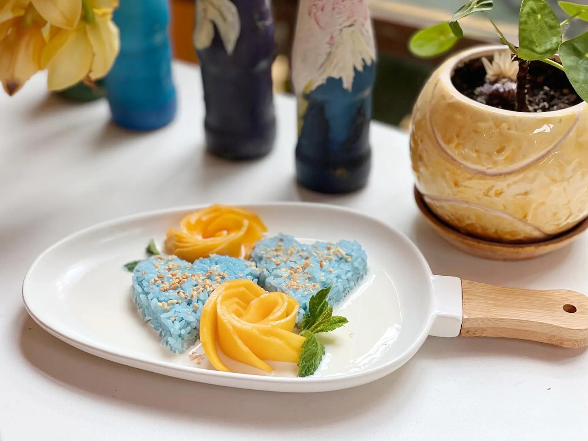 Restaurant/places to eat in The Cloudland International Youth Hostel Close to the city center,15 min walks to the subway, Close to the night market, old street, green lake, English-speaking service, free Activity convenient payment and visa cards are accepted